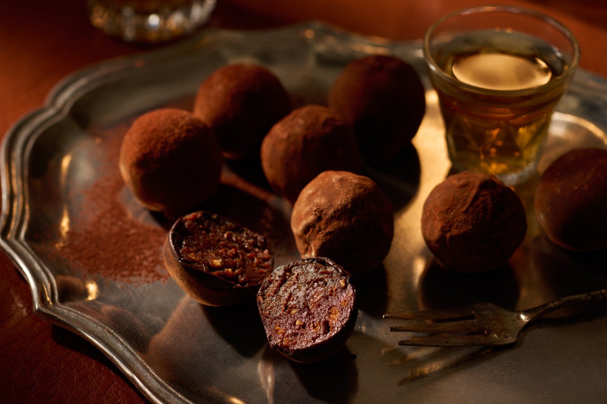 芳醇なアルコールと愉しむ、大人の嗜好品。“紳士の一級品”【ＧＥＮＤＹ（ジェンディー）】では『ザ プレミアム ビターキャラメルラムボール』を数量限定で新発売いたします。