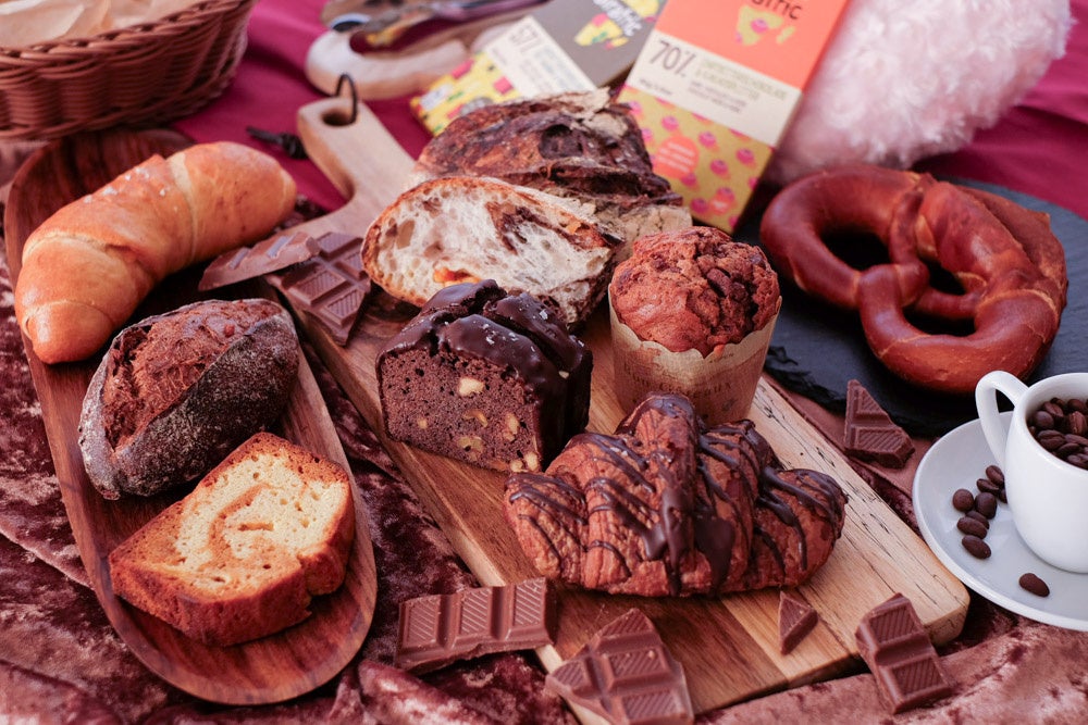 全国のパン屋4店舗のチョコレート商品が詰まったパンセットが登場。今年はパンでチョコレートをより身近に。