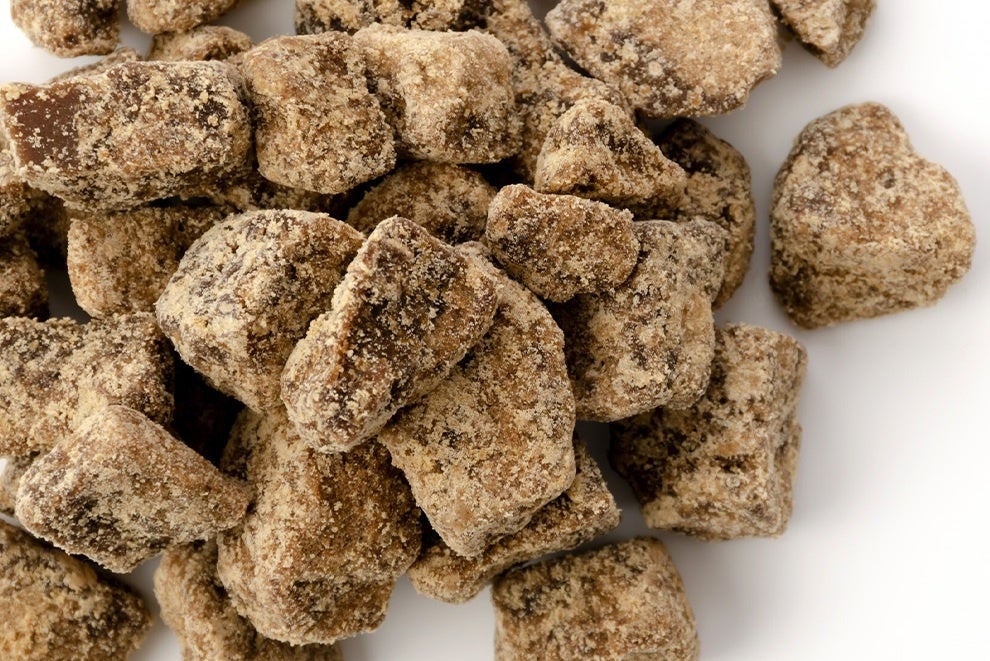 レガレヴ 佐藤亮太郎シェフの「沖縄の黒糖サブレのガナッシュサンド」が新登場です