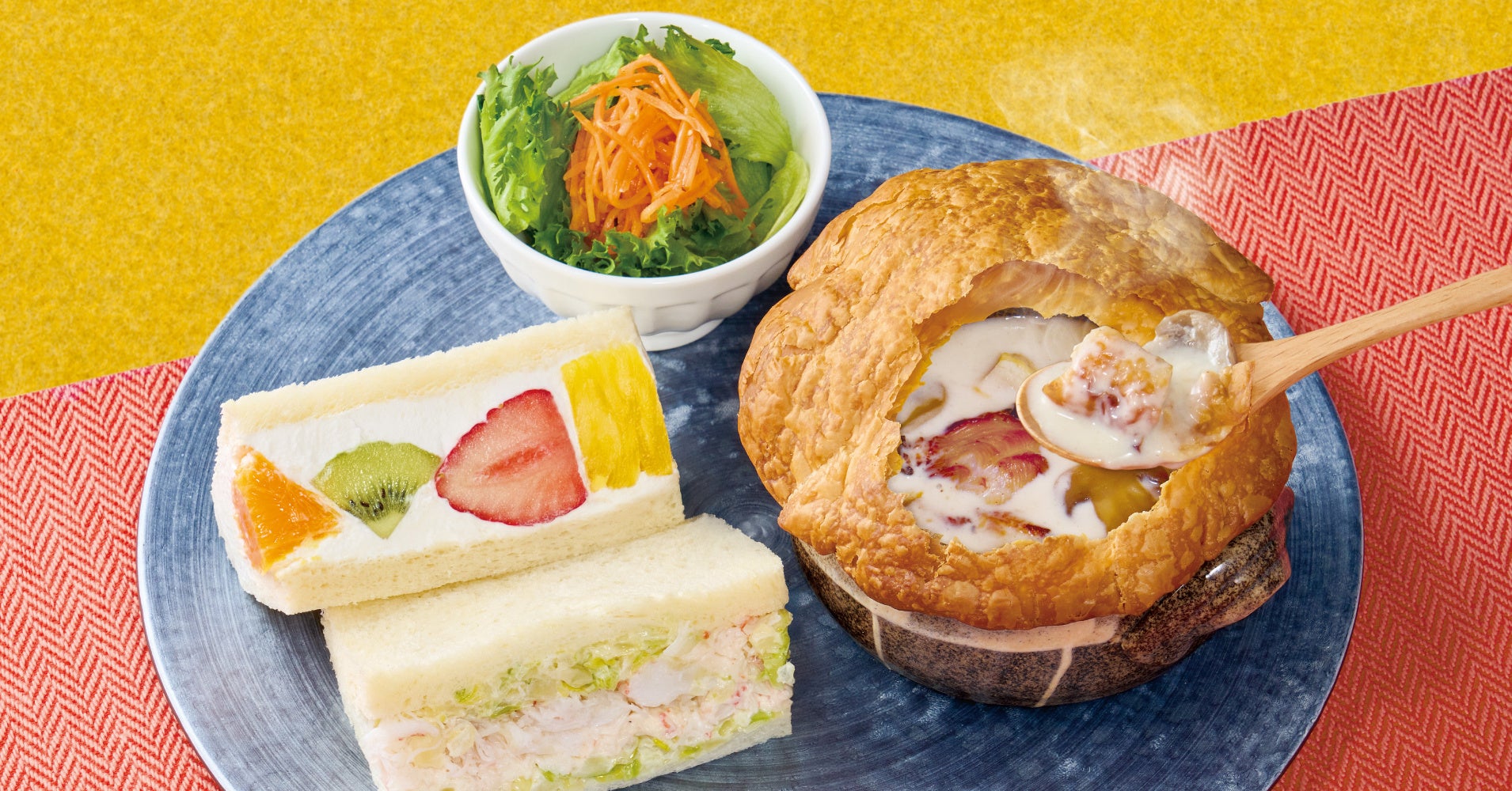 【果実屋珈琲】期間限定「チキンときのこのクリームスープパイ包み 選べるサンドプレート」を販売