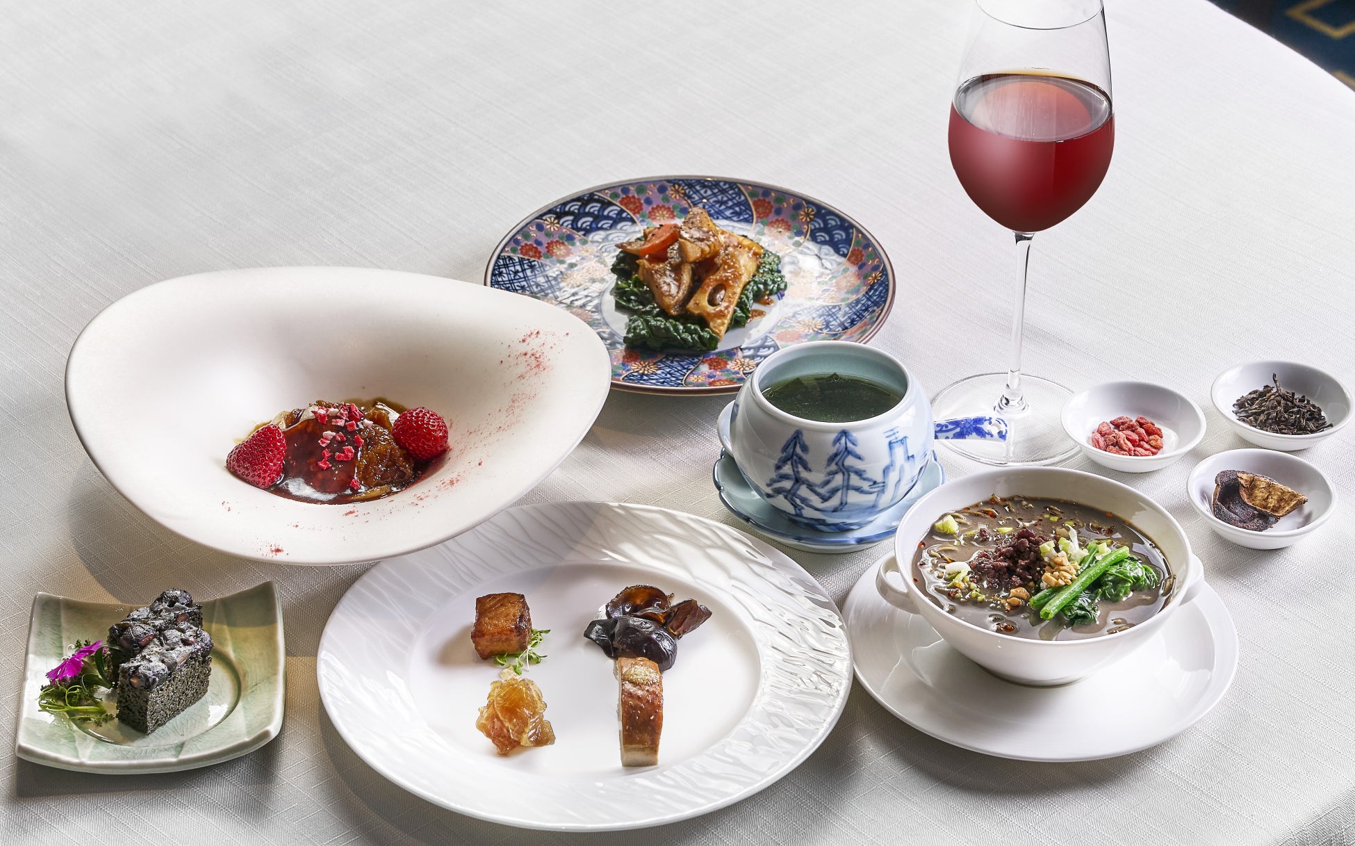 【ザ・リッツ・カールトン大阪】「医食同源・医茶同源」の思想を取り入れた初めてのランチコース「季節の薬膳ランチ“和漢”」が1月22日（木）より登場