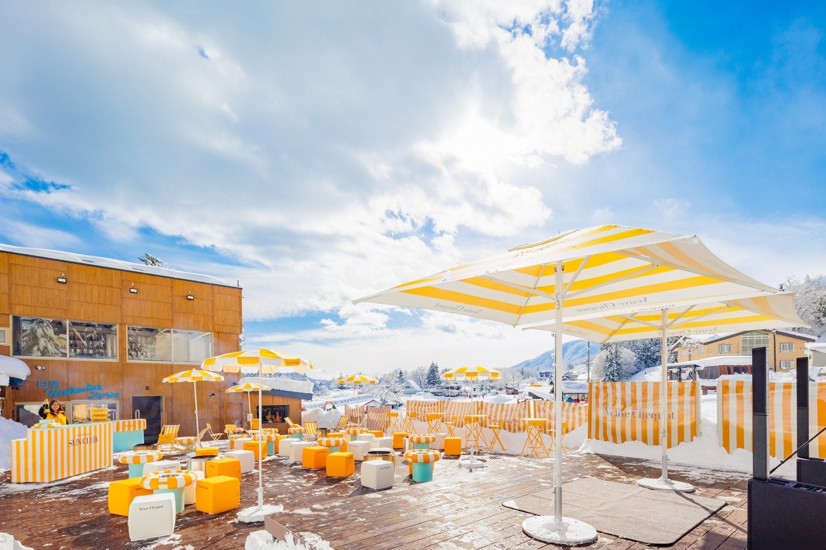 白馬の壮大な雪山とともにシャンパーニュを楽しむポップアップテラス「SUN CLUB by Veuve Clicquot」2026年3月まで＜Hakuba Après（白馬アプレ）＞にて期間限定オープン