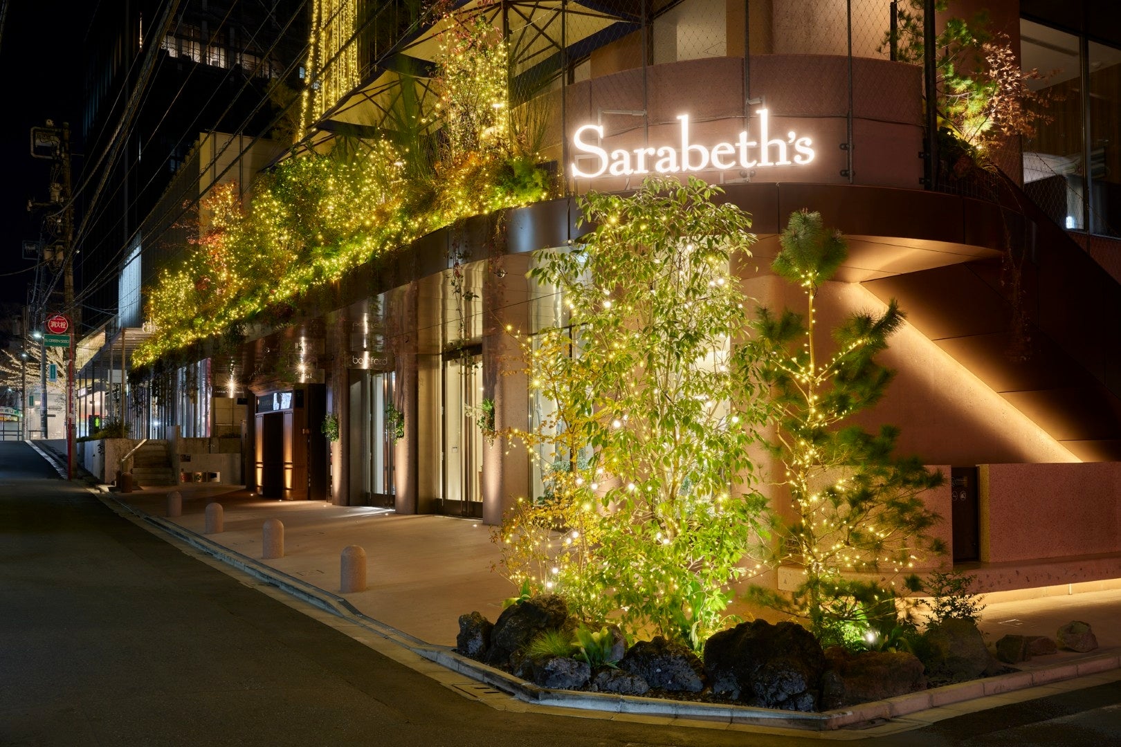 昼夜で異なる空間を創出し“ALL DAY”楽しめる「サラベス 表参道店」の内装デザイン、設計、施工を一貫して担当