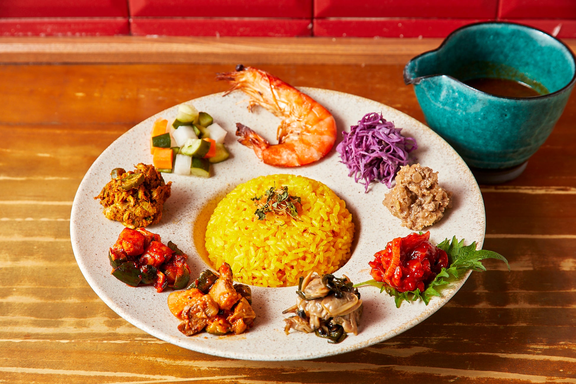 【北摂スパイス研究所　ルクア大阪店】1皿で2度美味しい新感覚スープカレーが誕生！最後は〆のカレー出汁で完成する新しい食体験！