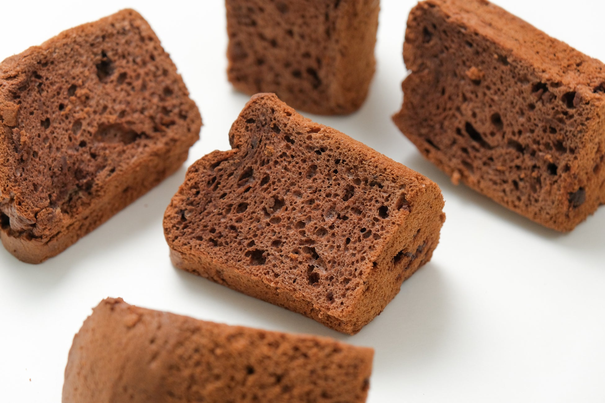 【とろけるチョコの幸福感】北海道産小麦のしっとりふわふわ生地からチョコが溶け出す『北海道産小麦のふわふわシフォンケーキミルクチョコ』をスナックミーオンラインストアで期間限定発売