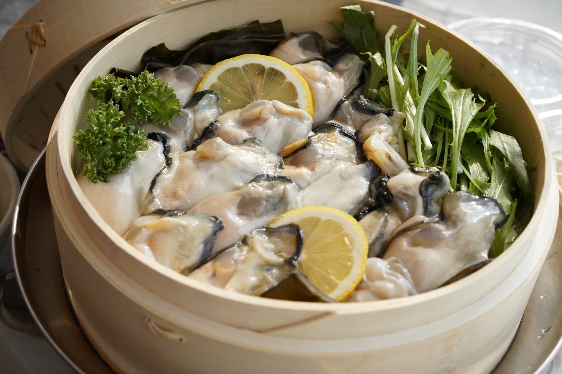 〜牡蠣、剥いちゃいました〜 せいろで昆布と酒とともに蒸したふっくら牡蠣定食「カキフタ」が愛知・知多半島の牡蠣小屋『ウッドデザインパーク野間』で2026年1月26日から提供開始