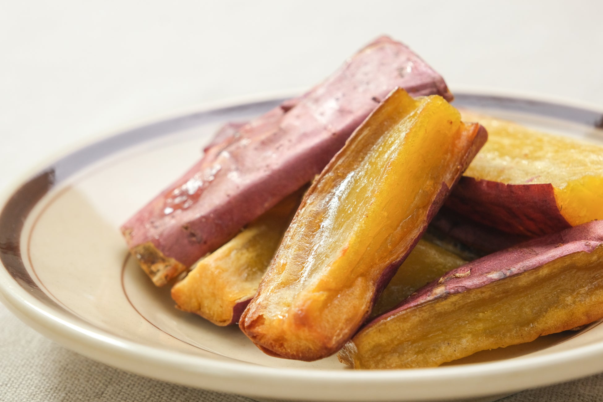 【しっとりを超えた“生”食感】砂糖不使用、熟成が生んだ濃厚な蜜の甘み。『ねっとり生食感 熟成干し焼き芋』をスナックミーオンラインストアで期間限定発売