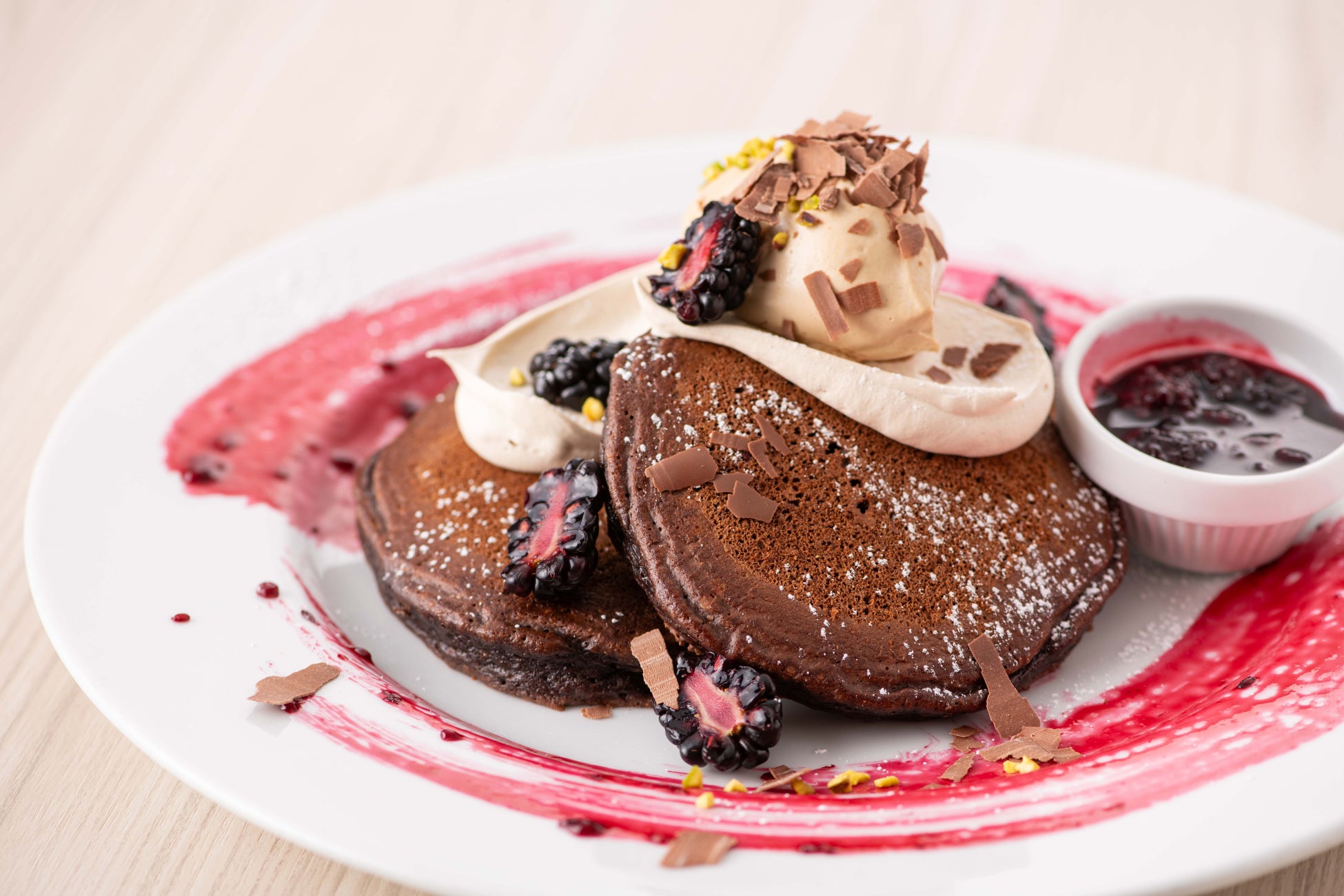 ニューヨークレストラン「サラベス」期間限定スペシャルとして、コーヒー風味のパンケーキとパスタメニューが登場！