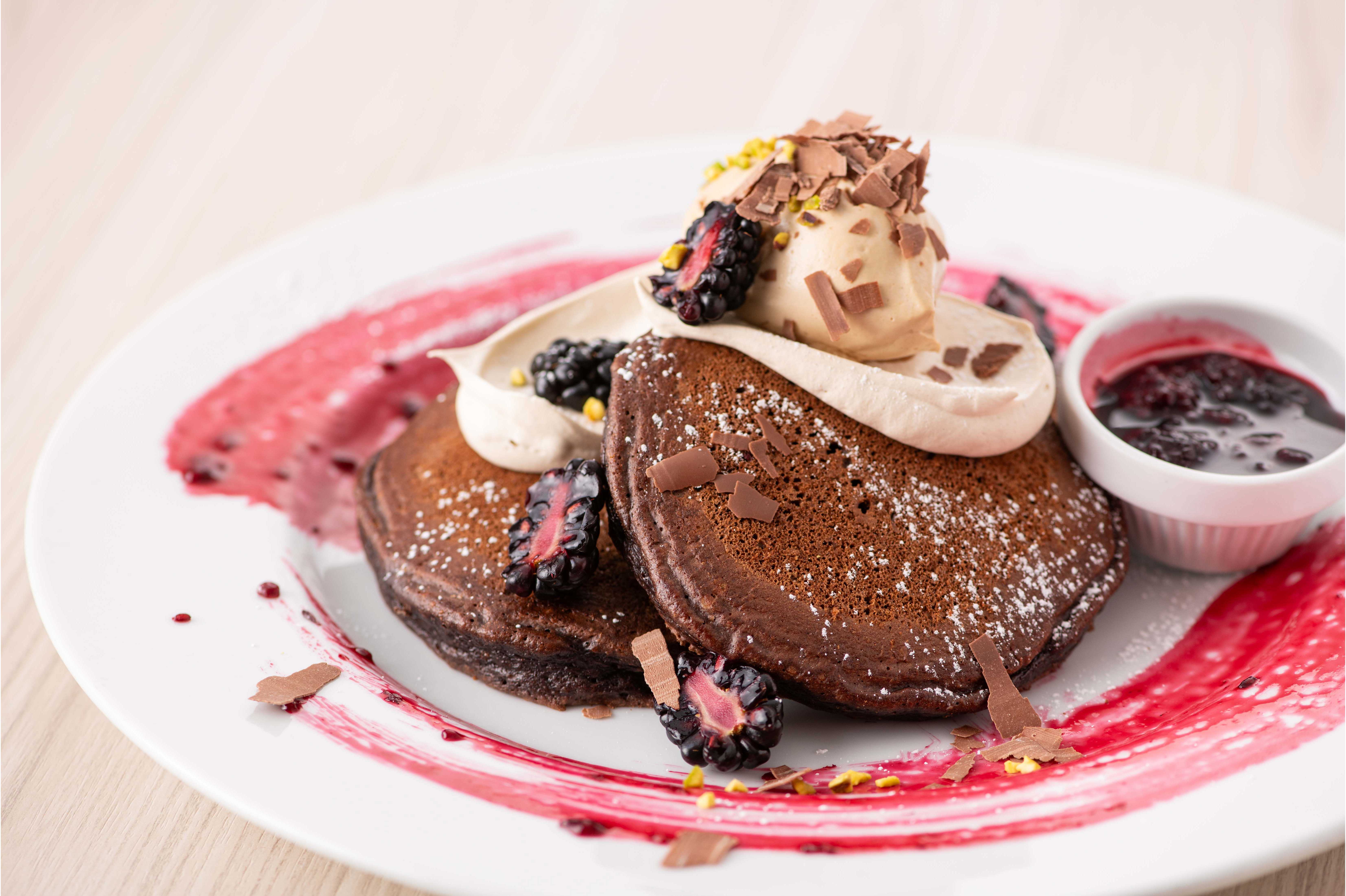 ニューヨークレストラン「サラベス」期間限定スペシャルメニュー「モカパンケーキ with コーヒーマスカルポーネホイップ」／「自家製サルシッチャのマリナーラリガトーニ」