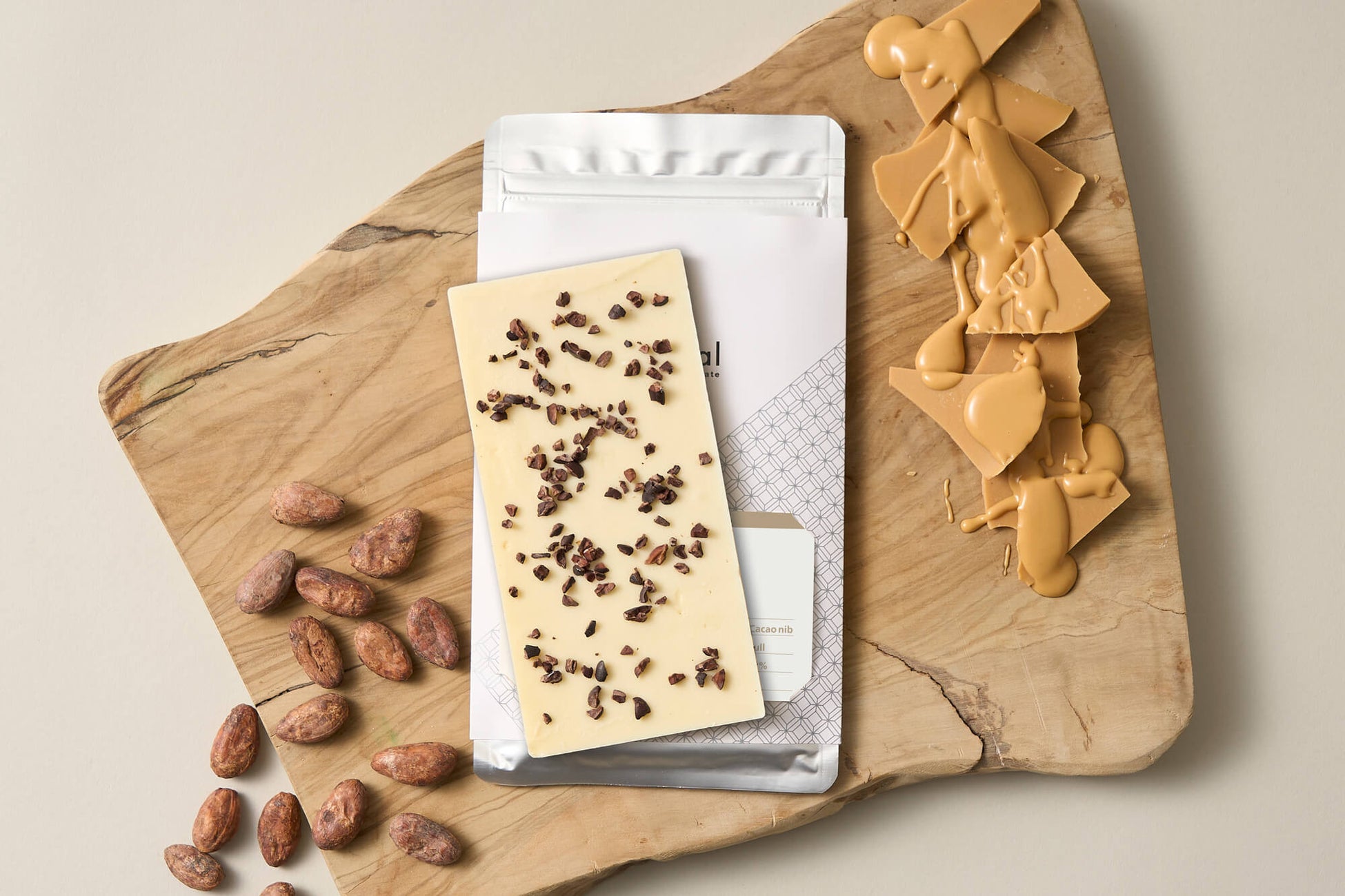 Minimalより、バタースコッチのような甘味のホワイトチョコレートが登場。ハイチ産カカオ豆から搾ったナチュラルカカオバターで、カカオの個性を楽しむ。