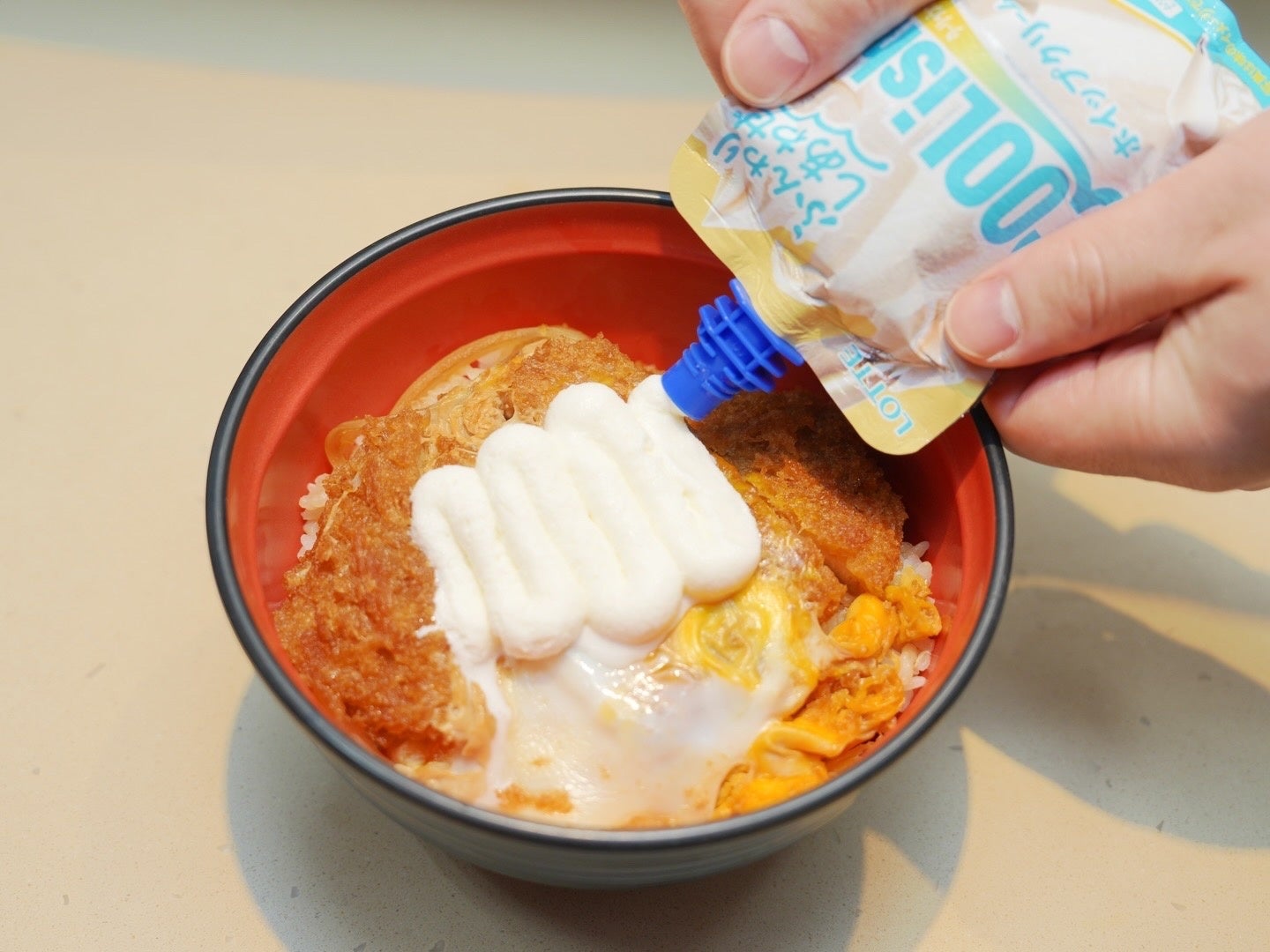 飲むアイス「クーリッシュ」と「名代富士そば」が夢のコラボ！まるで魔法の熱冷（あつひや）メニュー！？超COOLな「かつ丼」が誕生！『クーリッシュホイップかつ丼』