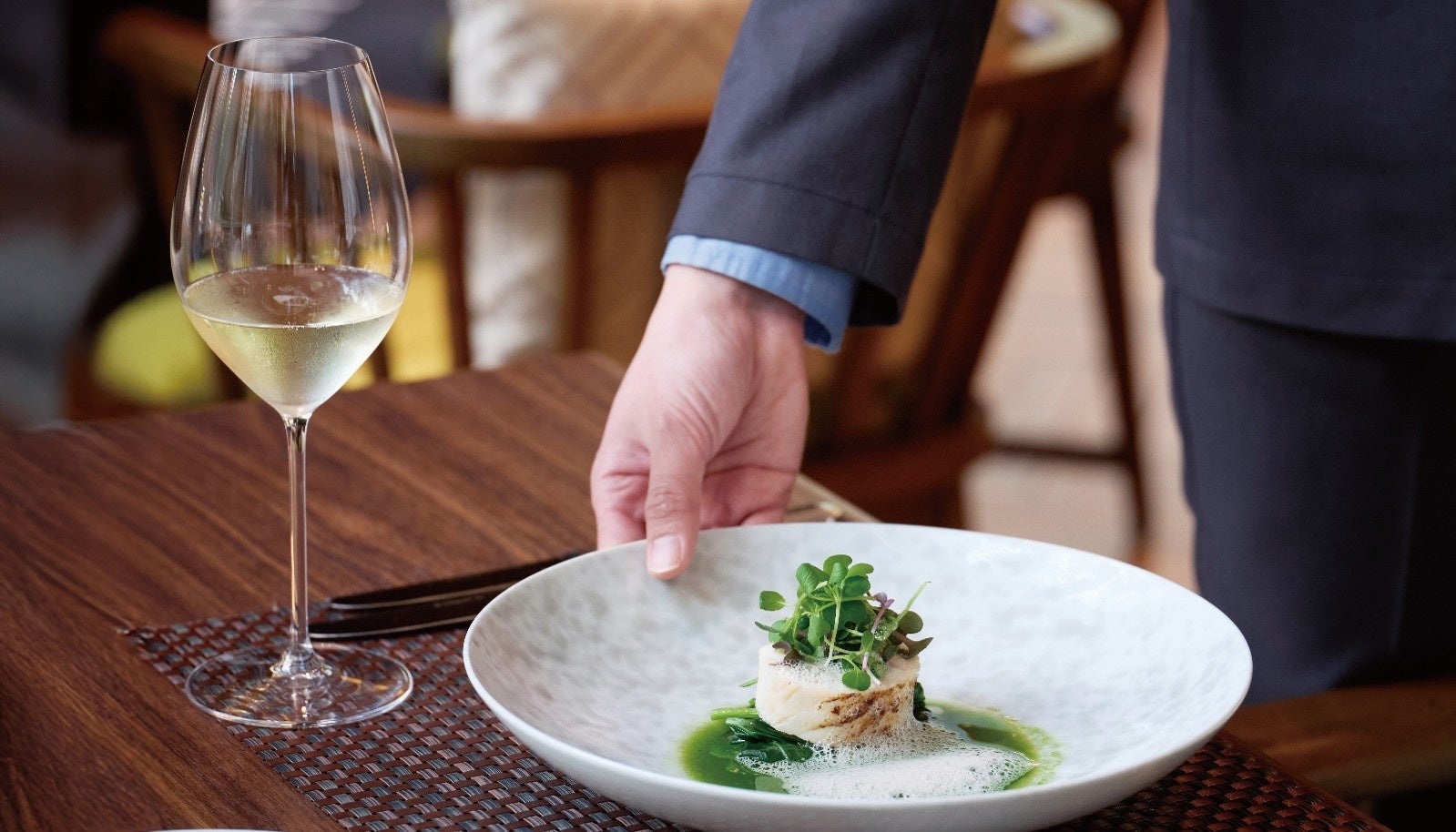 すかいらーくHDが、クラウドシフト管理「らくしふ」を導入し、3,100店舗のシフトDXを推進