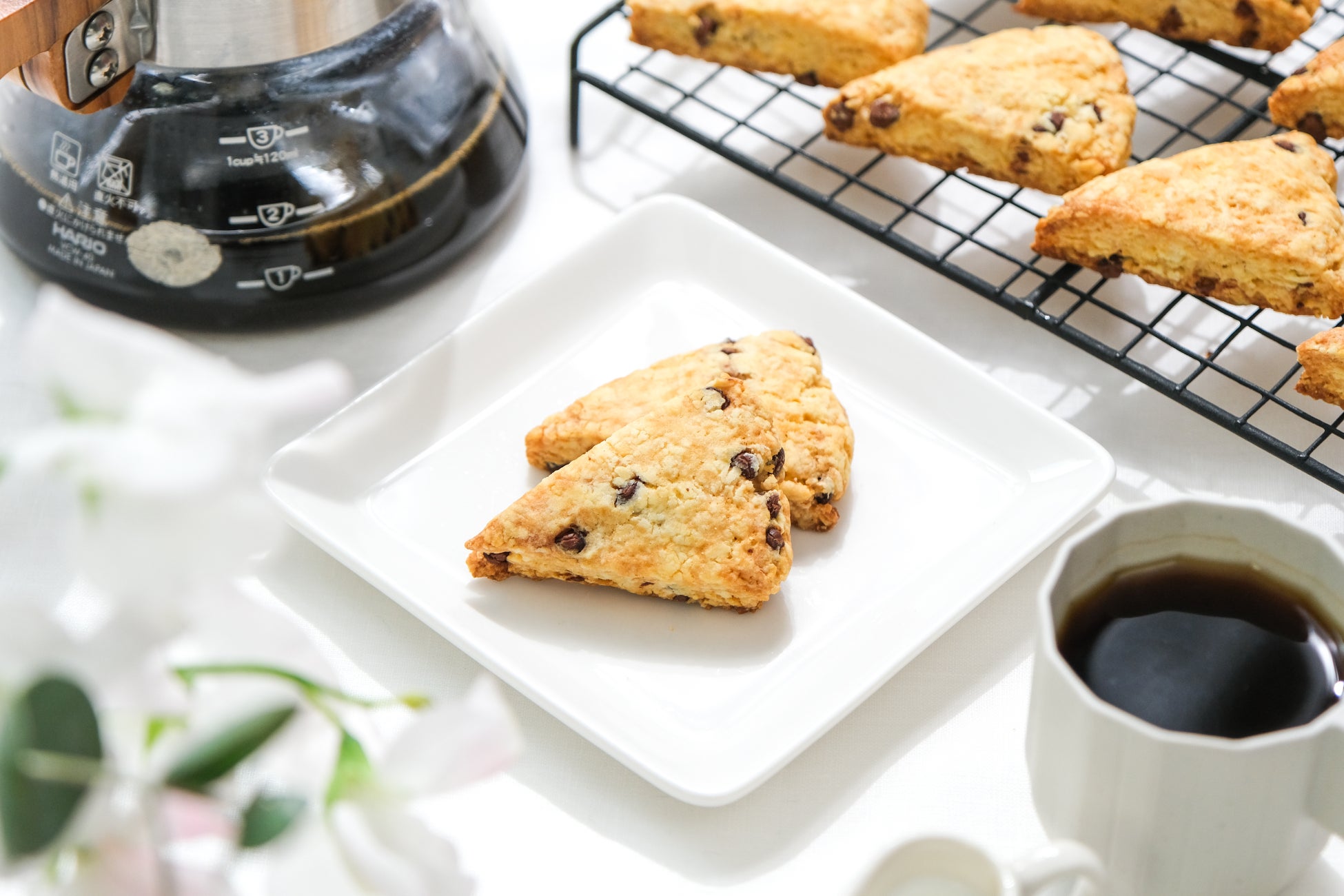 朝のひとときを、カフェのような心地よさに。日常に寄り添う『朝のくつろぎカフェチョコチップスコーン』をスナックミーオンラインストアで期間限定発売