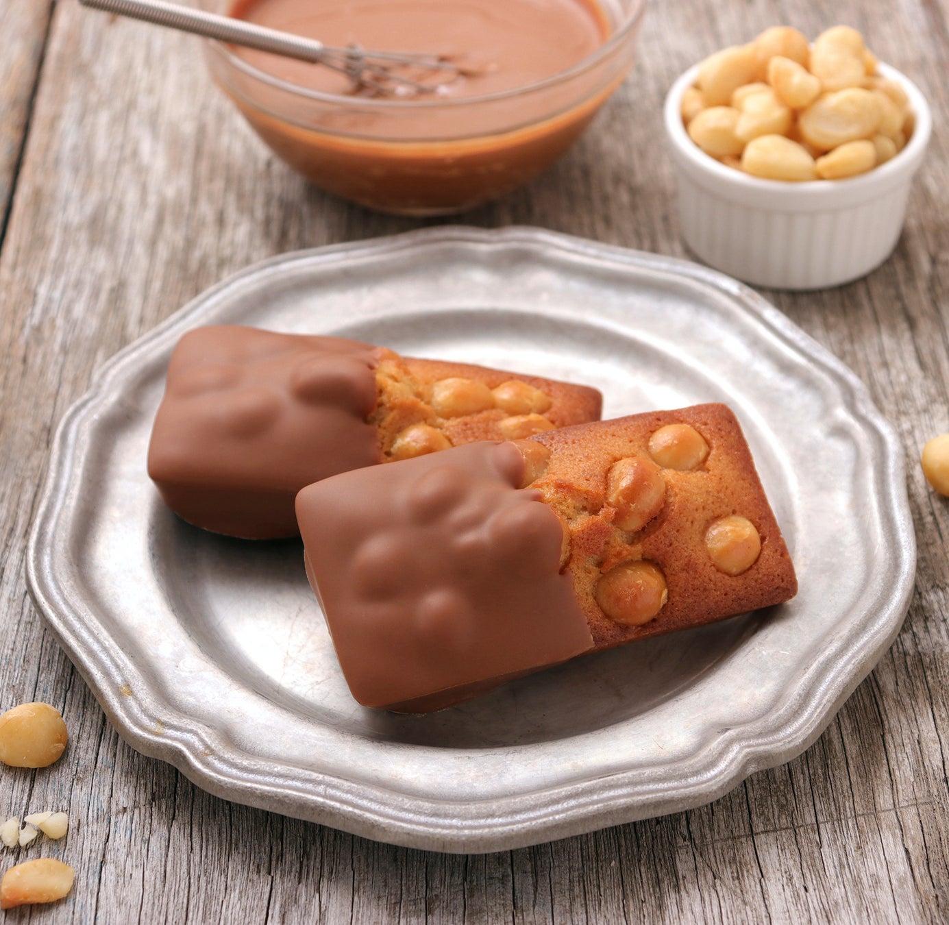 〈ノワ・ドゥ・ブール〉は銀座三越『銀座スイーツコレクション 2026』に出店し、限定商品の「焼きたてフィナンシェ（マカダミアショコラ）」や「ガトー・ショコラ（キャラメルナッツ）」を販売します。