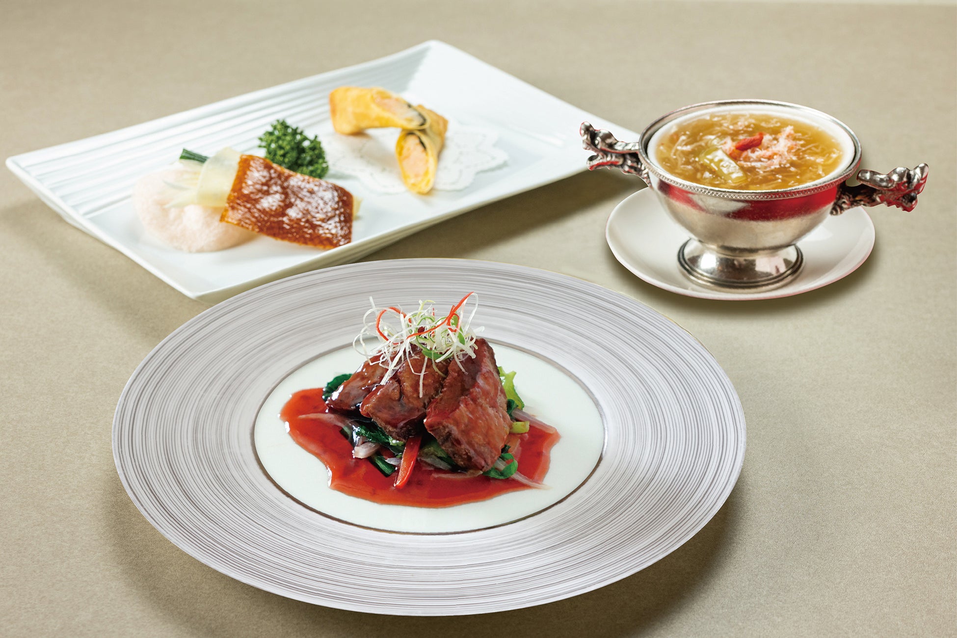 抹茶の奥深さと、いちごの華やかさを楽しむ季節限定パフェ ほろ苦さと甘酸っぱさが調和する、フルーツピークスの春の訪れを感じる一品