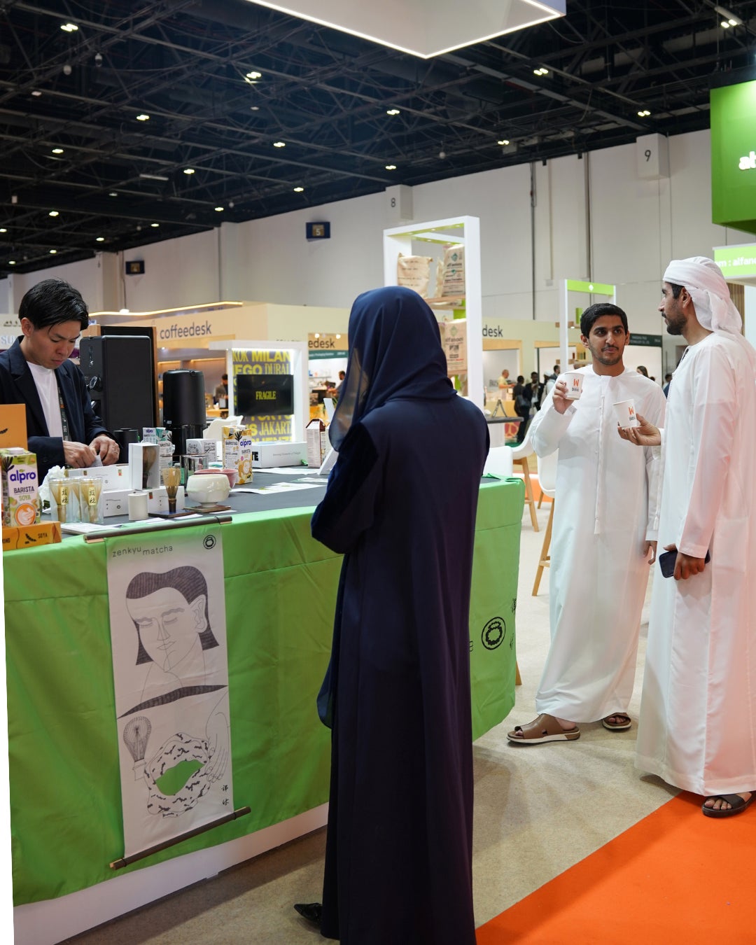 ミュージカル「チャーリーとチョコレート工場」の舞台小道具をフェリシモ チョコレート ミュージアムで展示。企画展にちなんだ「猫の日」のトークイベントも!