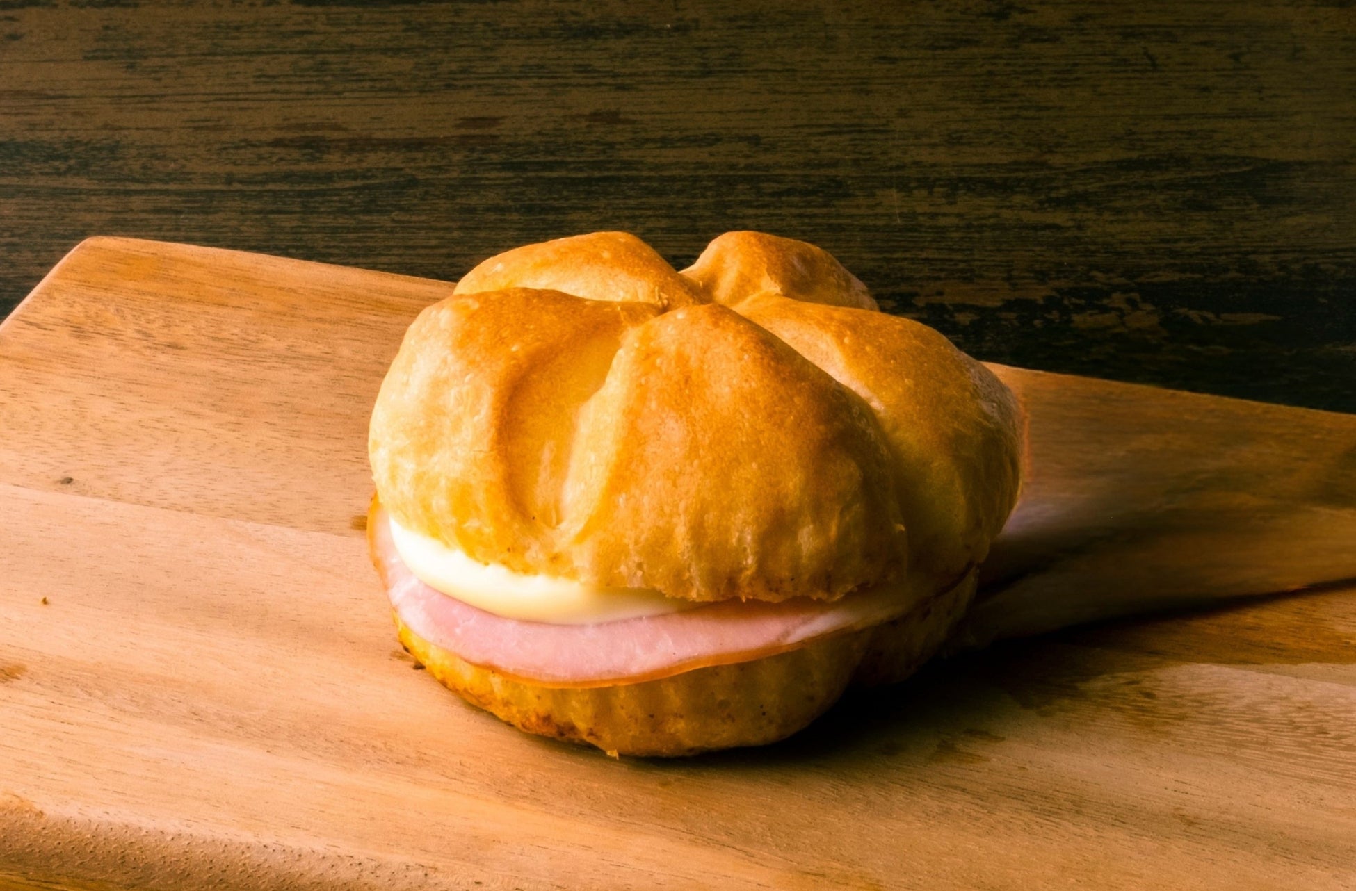 話題の惣菜系「塩バターサンド ハムマヨ」ついに東京店舗で発売！独自の揚げ焼き製法の塩バター生地×こだわり具材の“やみつき”サンド