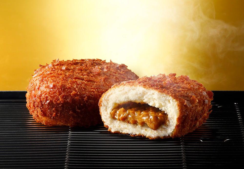 【東京ばな奈】累計30万個突破！東京駅限定『伝説のカレーパン』がさらに美味しくリニューアル。生地のもちふわ感＆ルーのコクUP