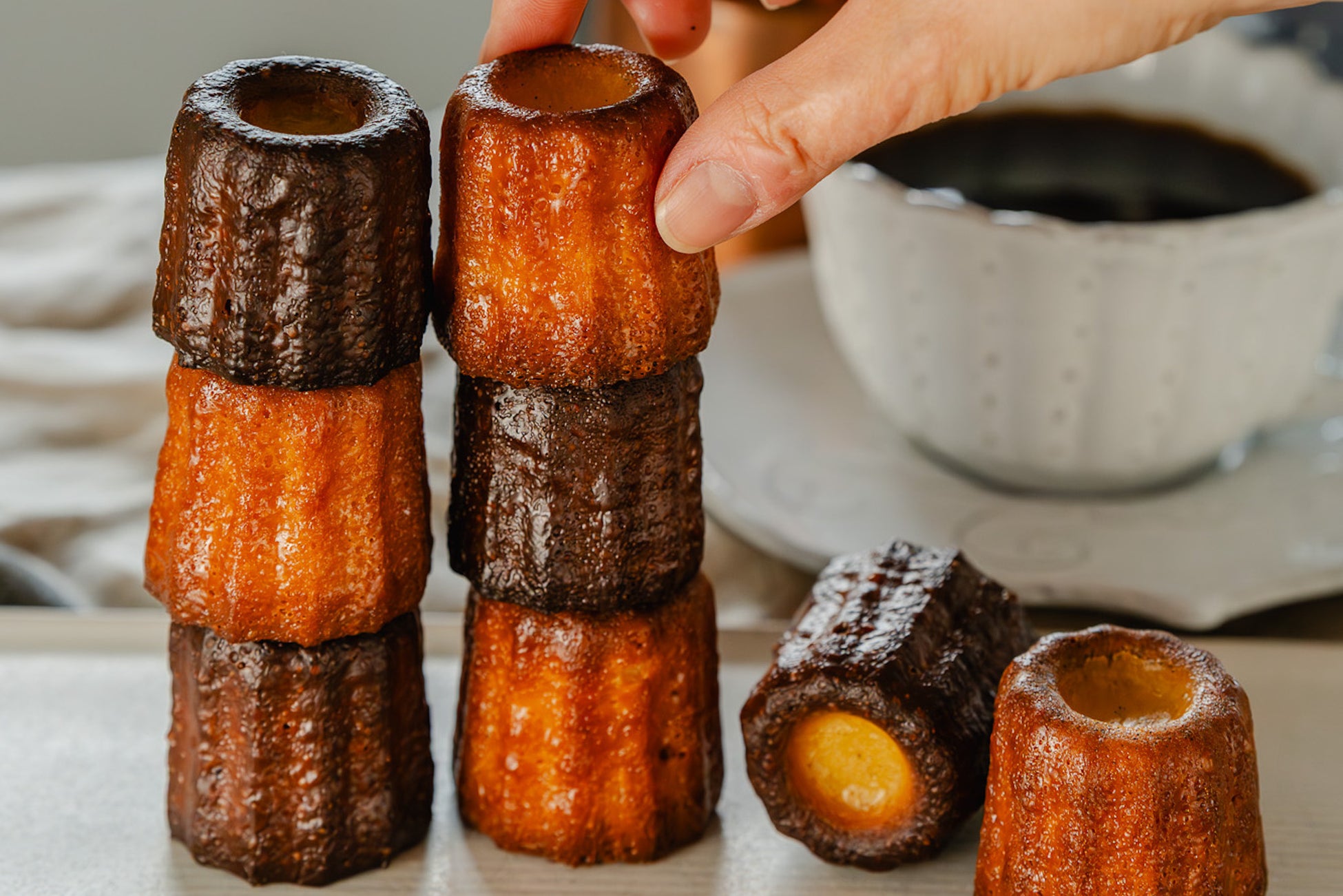 蔵前の焼きたてカヌレ専門店「KURAMAE CANNELÉ」、蔵前本店限定で焼き加減を変えた「クラマエ・カヌレ やさし焼き」販売