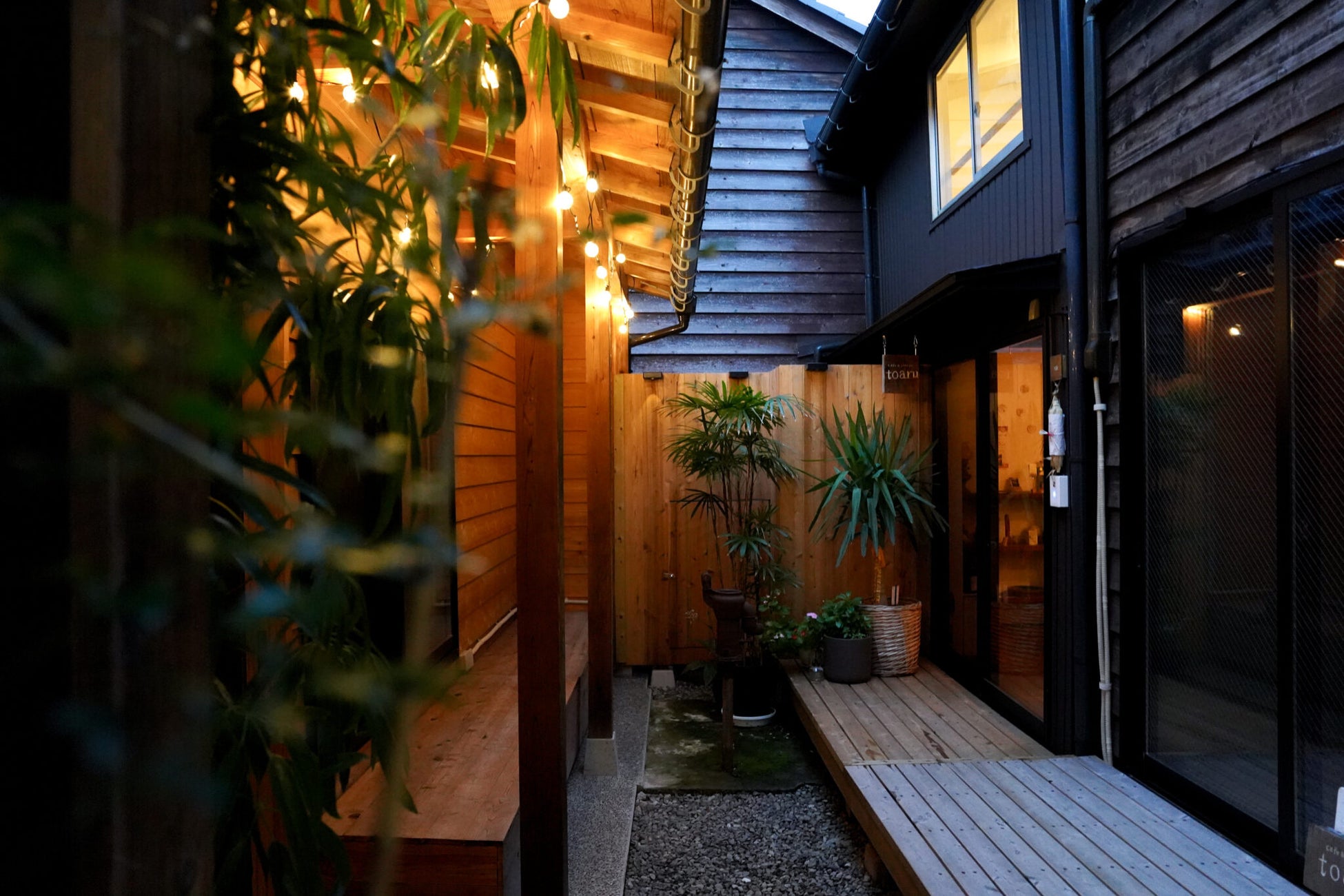 金沢・ひがし茶屋街に大人の隠れ家「cafe & sake bar toaru」オリジナルグッズ販売を開始