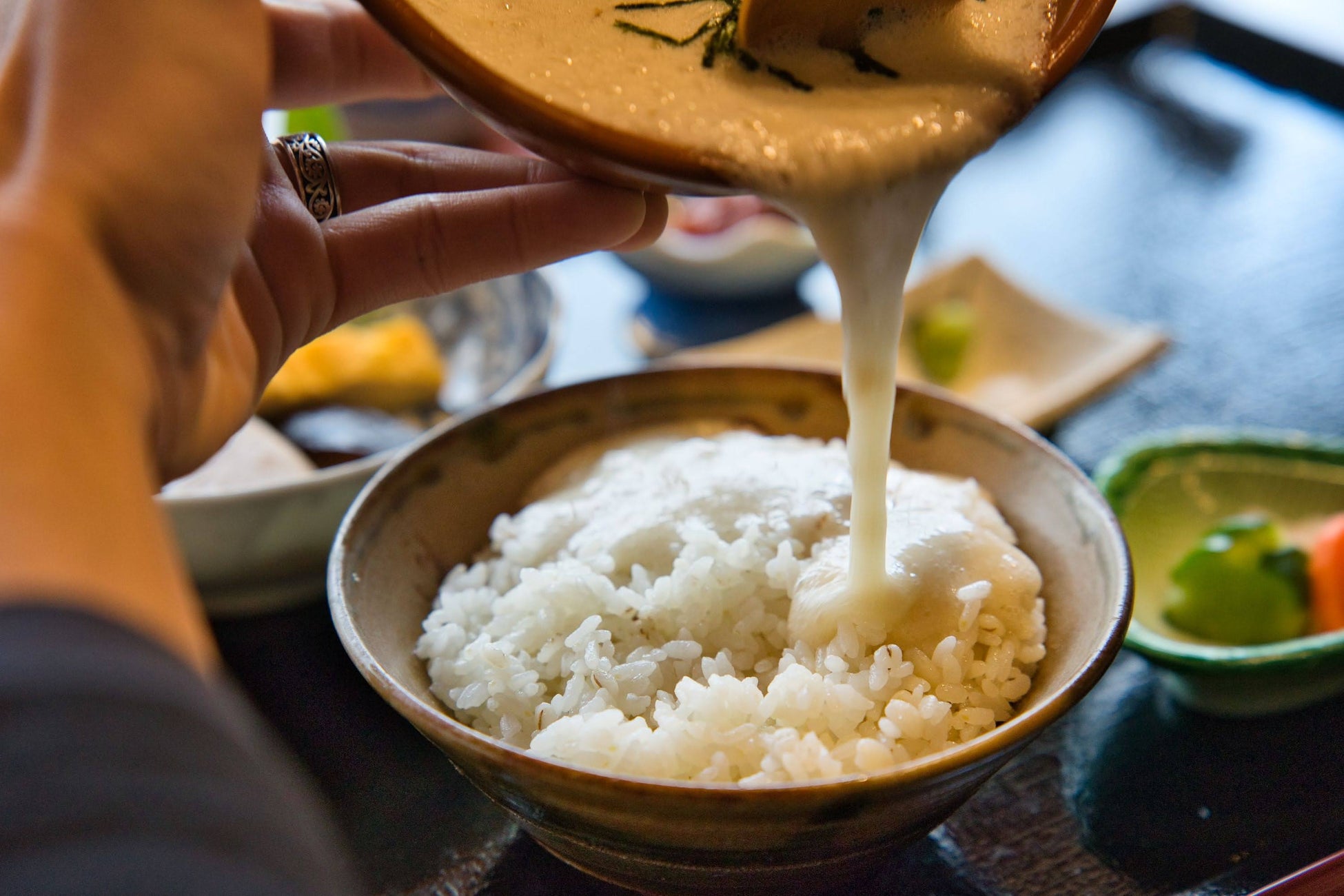 【愛知県岡崎市】「もう、行列に並ぶ必要はない。」数時間待ちを記録した“バズり飯”の聖地から、新章となる『天丼』降臨。食べログ予約の解禁で、にゃあにゃあ庵の「最高体験」をスマートに嗜む。