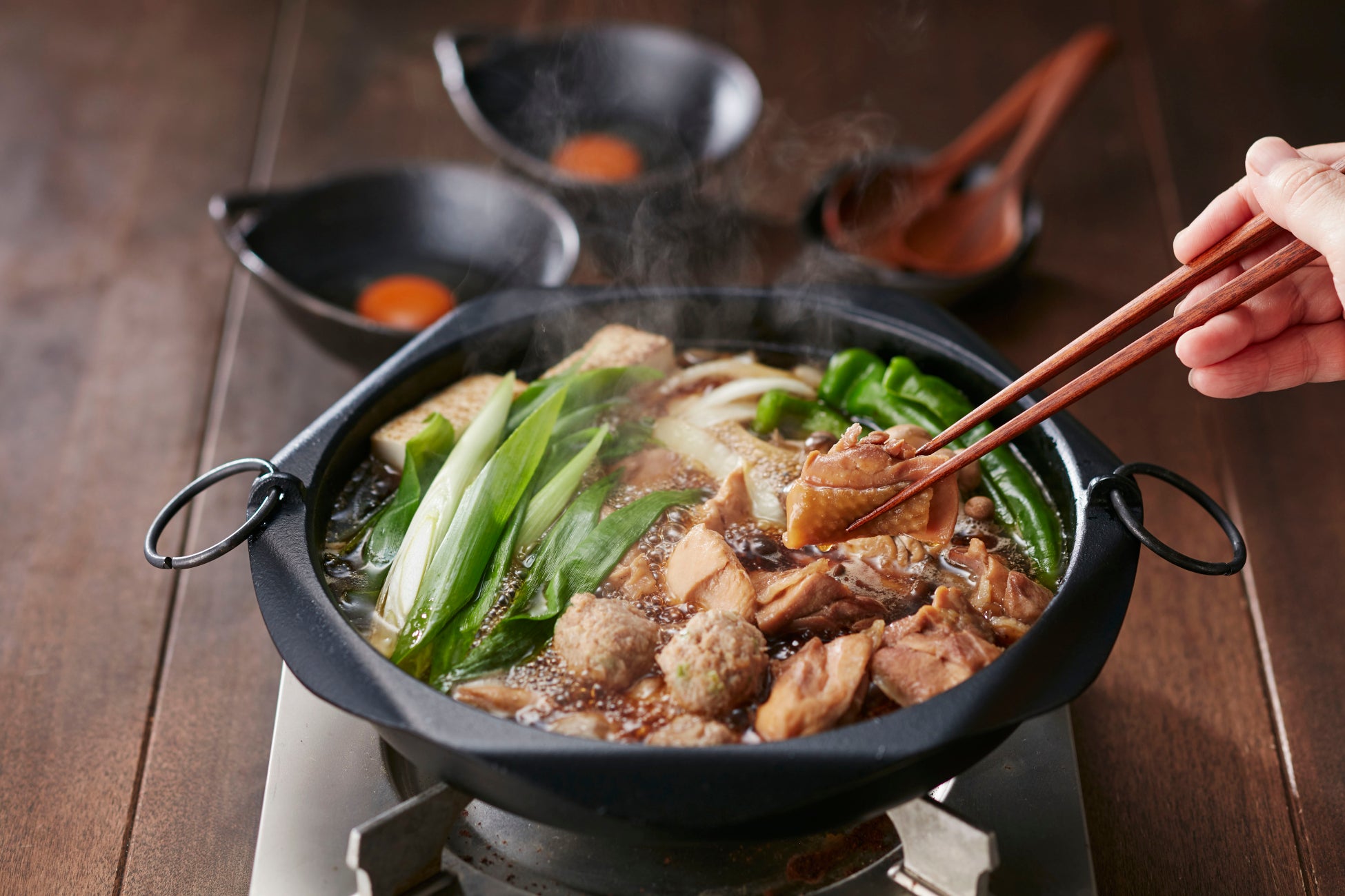寒さのピークの今、食卓に“ヘルシー×ごちそう”すき焼きは牛だけじゃない？鶏すきやき鍋が支持される理由