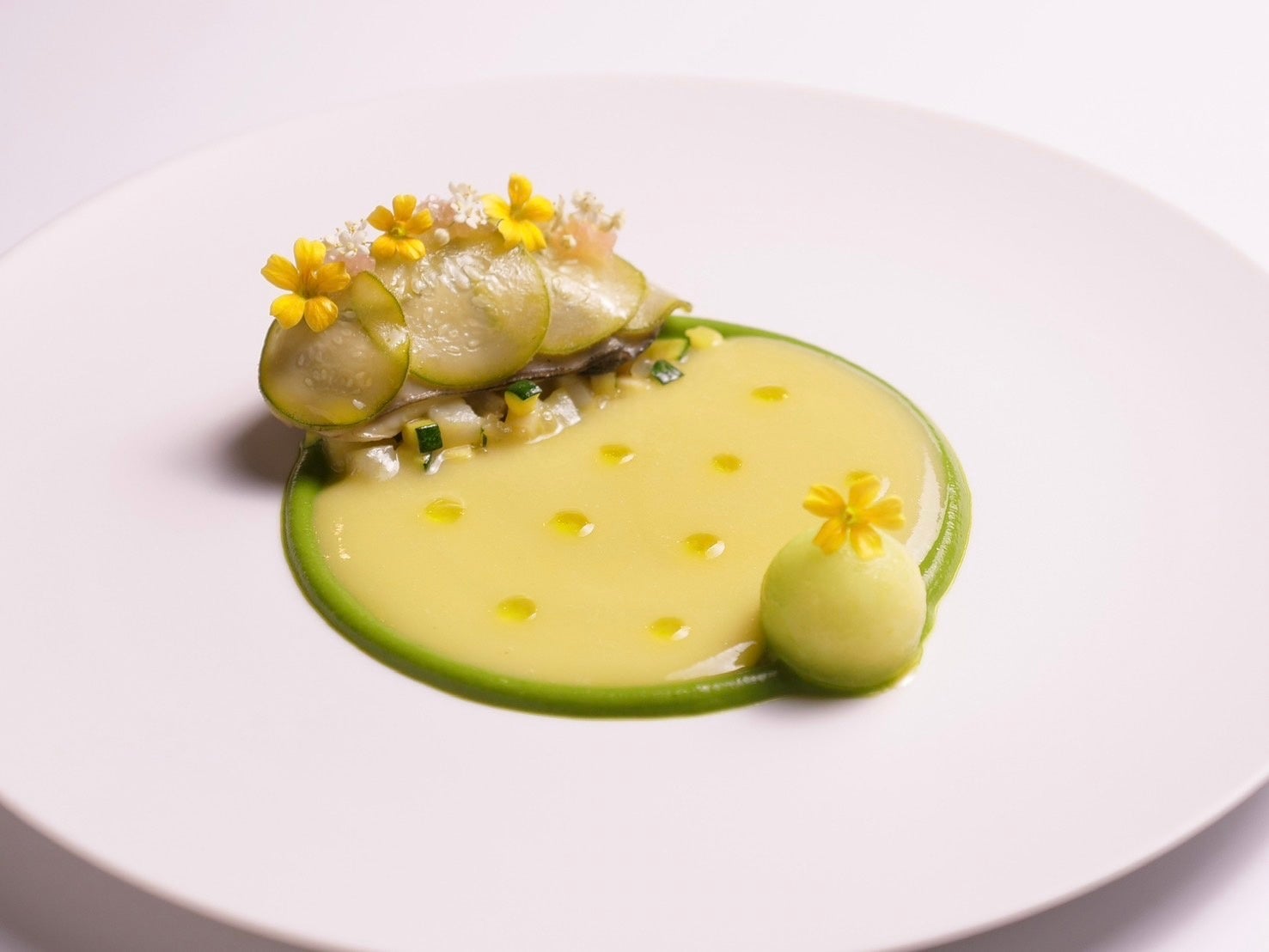 銀座レカン、新体制を発表。初の女性副料理長に長澤瑠衣が就任、料理長・杉田とともに次代を担うチームが始動