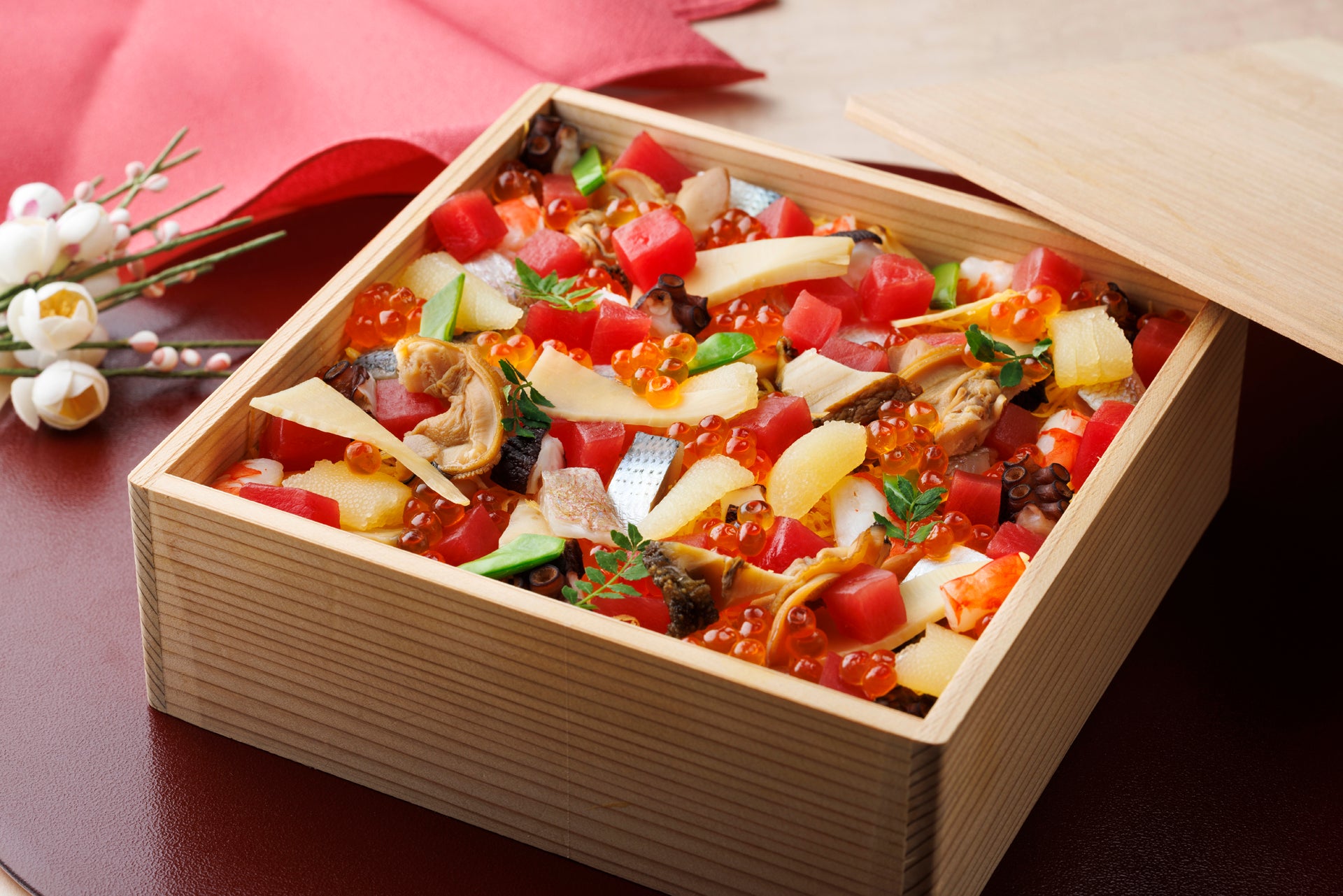 【シェラトン都ホテル東京】「鮨 白金 さえ㐂」のちらし寿司【限定20折】予約受付開始　天然本鮪や鮑など厳選素材の旨みと彩りで桃の節句を華やかに