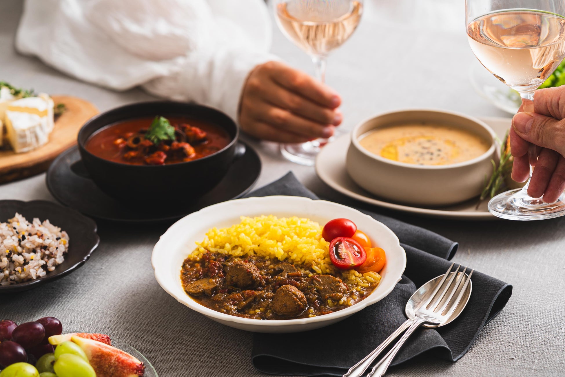 パッケージに多様な背景をもつクリエイターの作品を起用したレトルトカレーを新発売