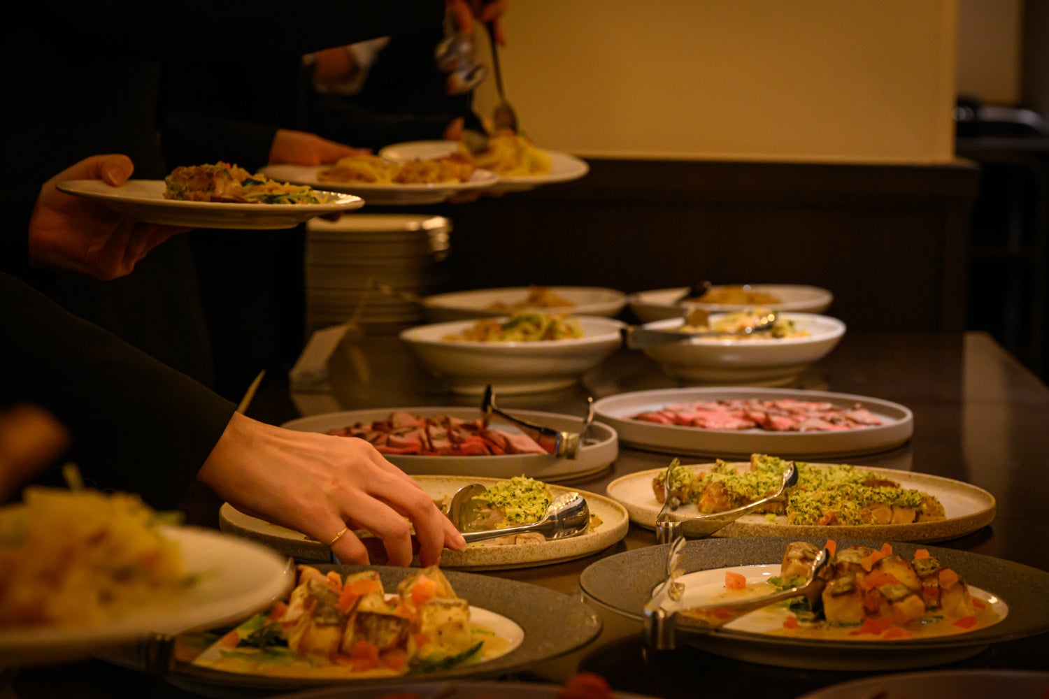 「時を巻き戻す。同窓会のための特別な校舎」神戸・北野小学校跡地の大型レストランで新たな同窓会プランを本格展開開始(神戸北野ノスタ2F/Kitano Grill＆Bar)