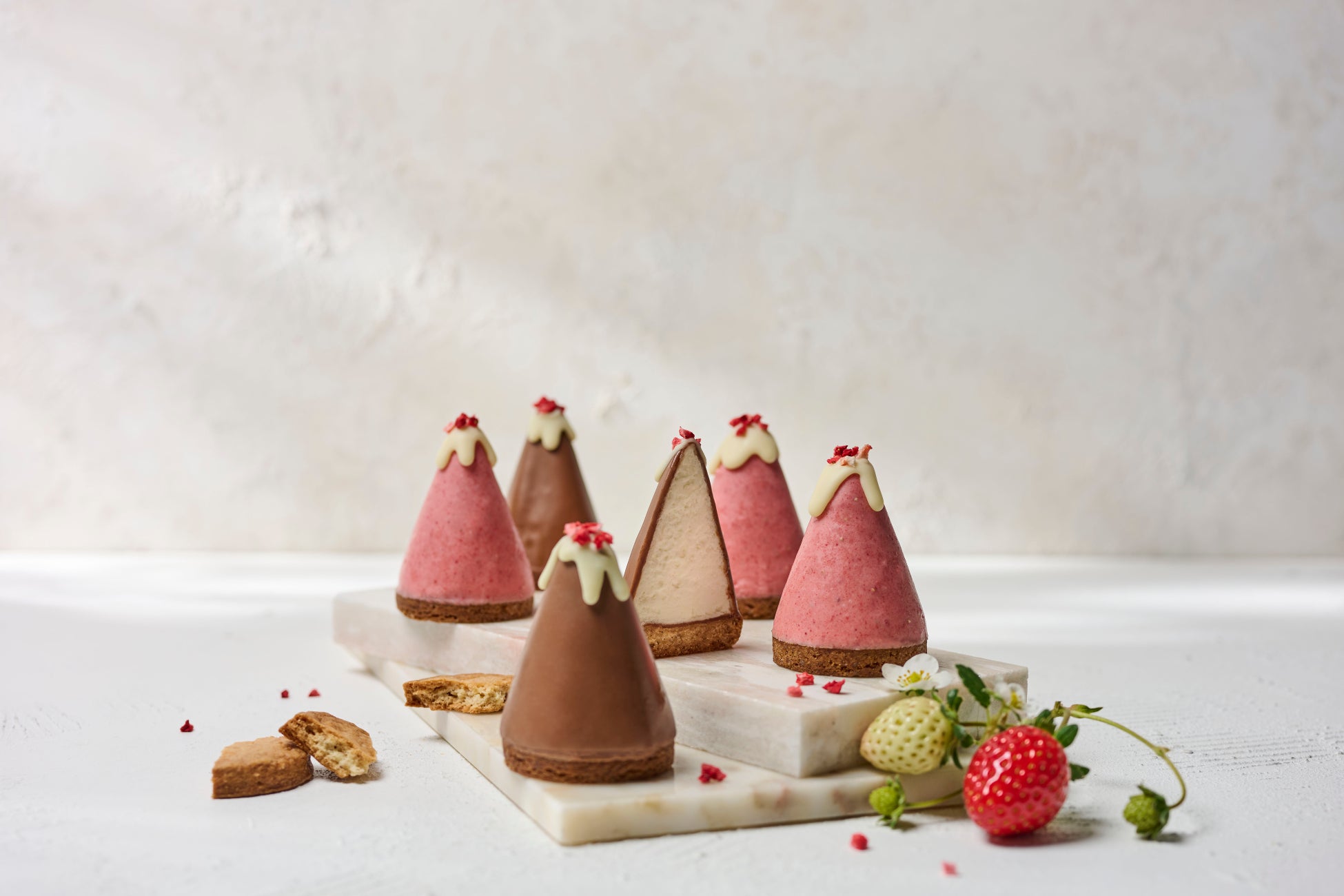 【初登場】いちごのお菓子専門店AUDREY(オードリー)、公式オンラインショップに初の生洋菓子「いちごの山」が登場。2026年2月6日(金)より3日間限定販売