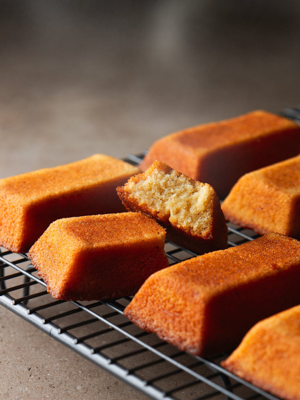 【本店限定！】2月5日より、ルタオ本店にて人気商品「ルボンフィナンシェ」を”焼き立て”でご提供いたします。