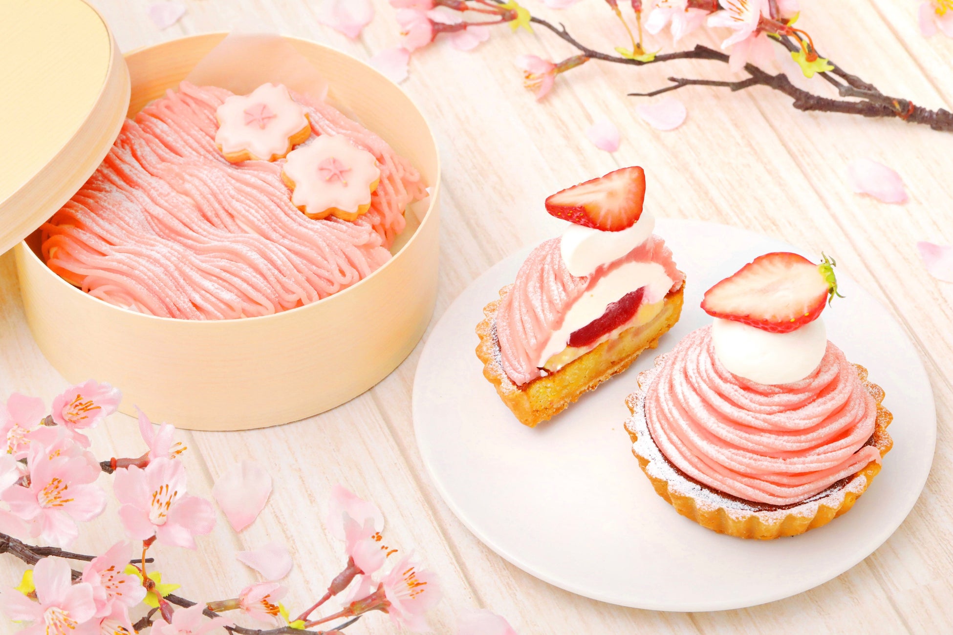 とろ～りあふれる、ソース量2倍 (*1) おうちカフェタイムを贅沢に！「カスタードケーキ＜贅沢果汁苺＞」2026年2月17日（火）全国にて発売