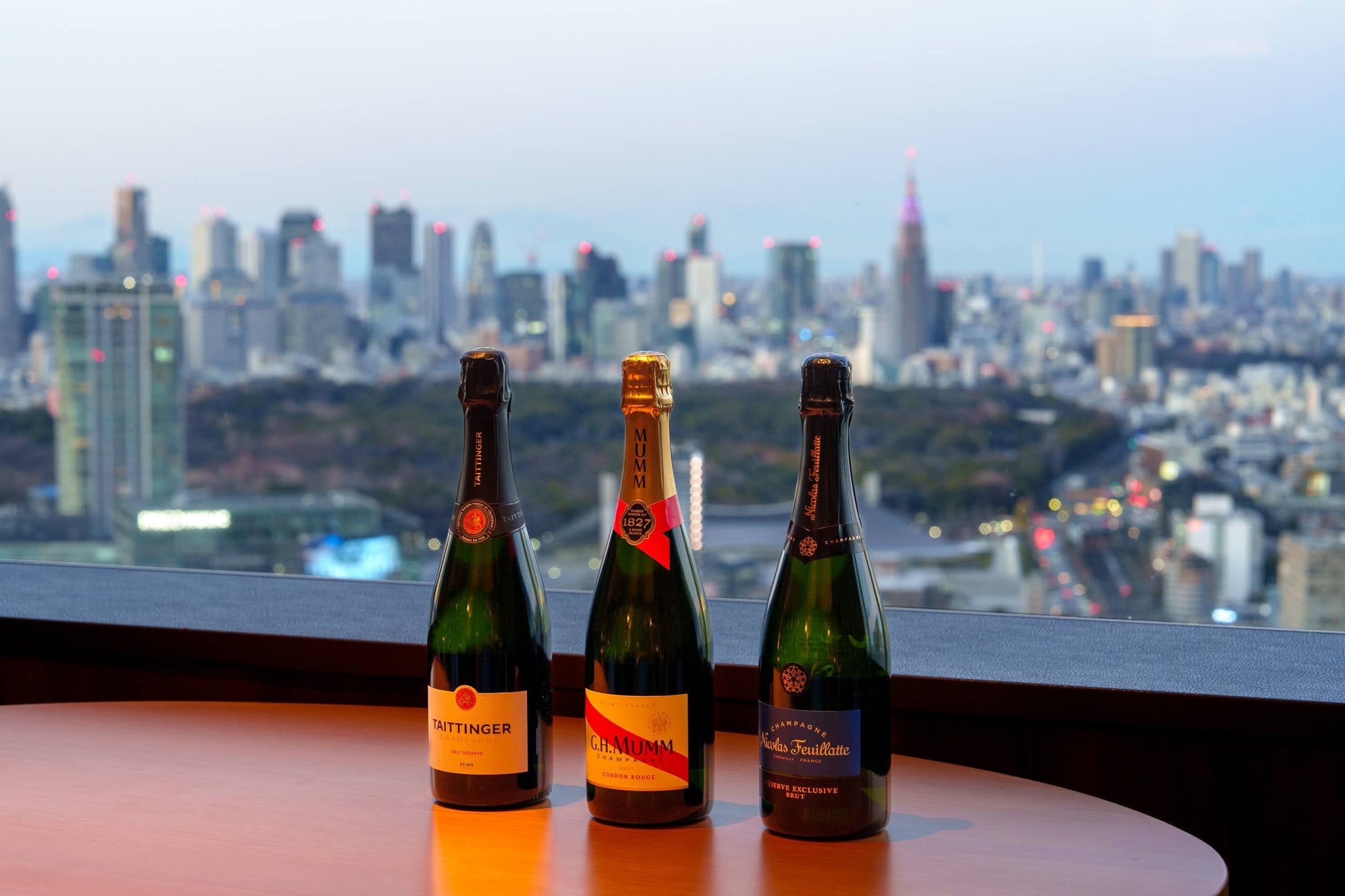 サクッ、とろっ！ひんやり楽しむ、新感覚デザートアイスパン「とろけるクイニーアマンアイス」新発売です。