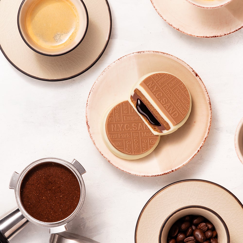 【N.Y.C.SAND】とろける香り、ひと口の静かな贅沢　新作「N.Y.エスプレッソラテキャラメルサンド＆Wチョコレート」2月15日登場！