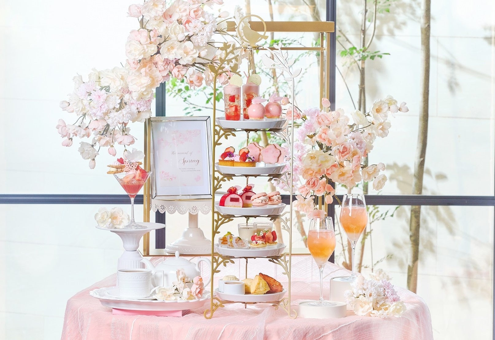 スイーツでお花見気分！桜といちごが奏でる、心ときめくティータイム『桜色のストロベリーアフタヌーンティー』全国4都市で期間限定販売