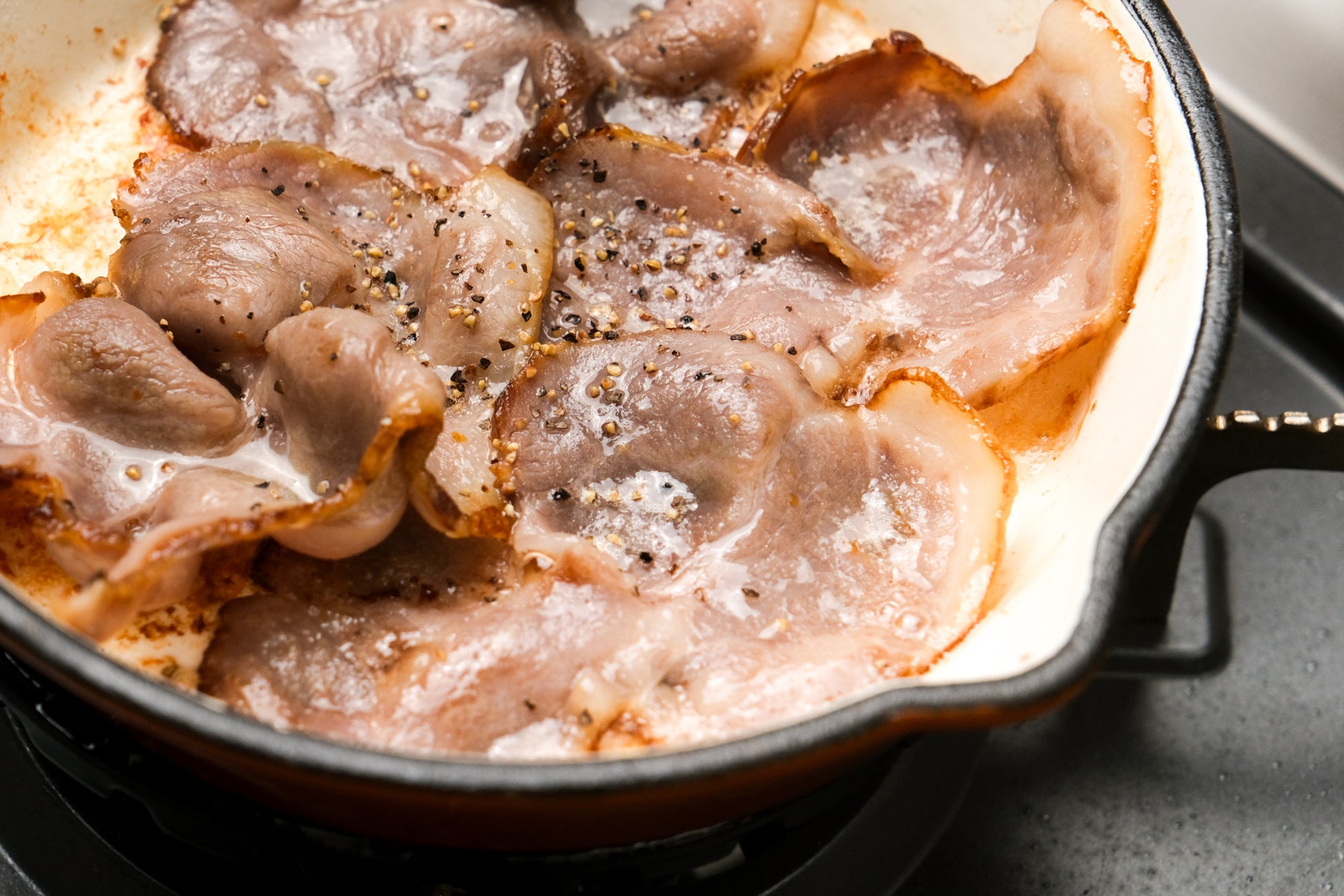 【肉本来の旨みを噛みしめる】桜チップの芳醇な香りと熟成のコク。無添加で仕上げた『熟成国産豚肩ロース肉の手作りベーコン』をスナックミーオンラインストアで期間限定発売