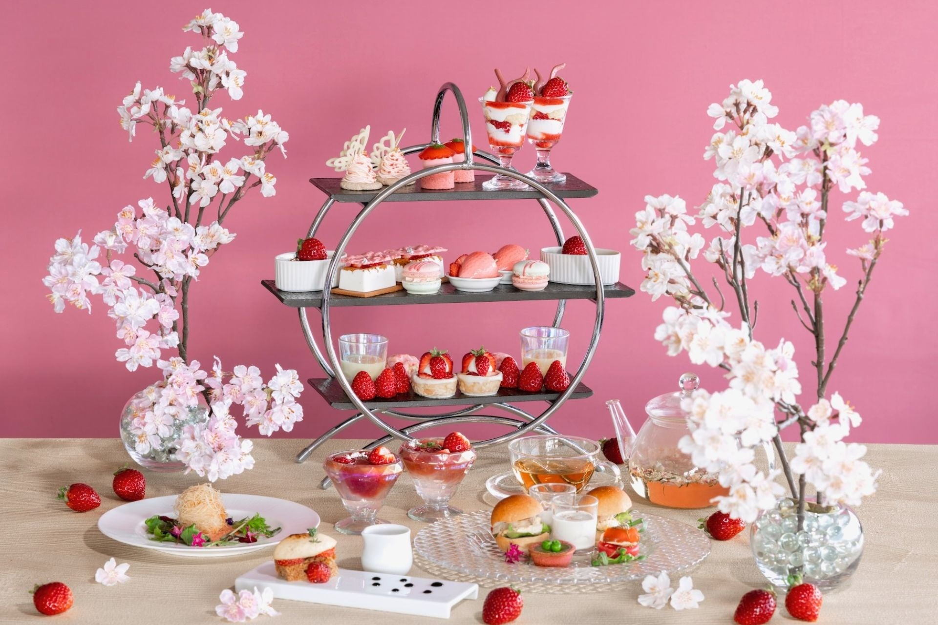 【４種の国産苺を食べ比べ】Quattro Strawberry Afternoon Tea Set ～春めくストロベリー～