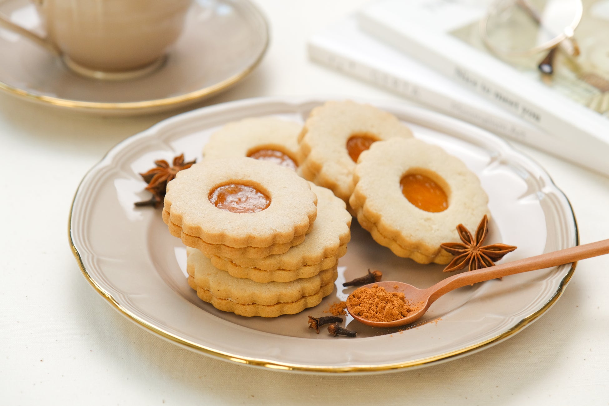 【さくほろ、スパイスの小さな旅】4種のスパイスとアプリコットが重なる『スパイス香る アプリコットのサブレサンド』をスナックミーオンラインストアで期間限定発売