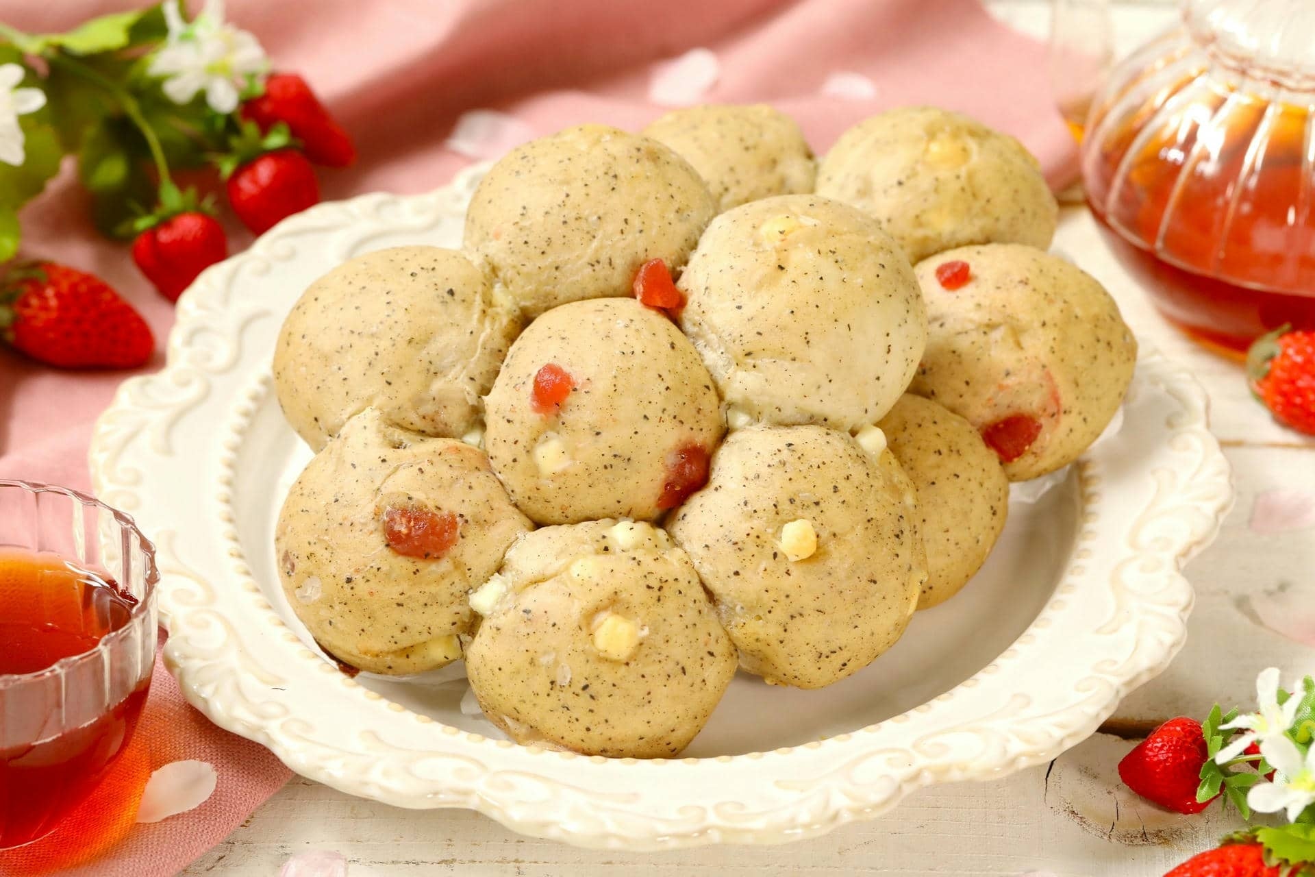 【春限定の苺パン】京都の老舗ベーカリー「グランディール」より紅茶の香りがさらにアップした『京生ちぎりパン～アールグレイ「苺」～』が新登場！ドライストロベリー×ホワイトチョコを練り込んだスコーンも新発売