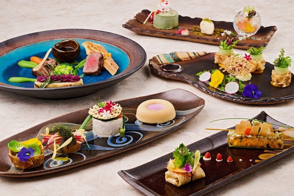 【ホテル日航アリビラ】春限定ディナーコース「やちむんマルシェ ～el patio～」を3月1日より販売