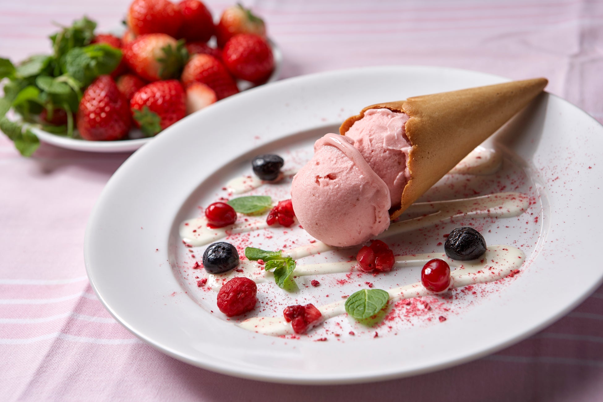 まるで花束のような華やかさで春を彩る！ヴェネツィア発祥のこだわり自然派ジェラートを使用したデザート「プリマヴェーラ・ブーケ～Gelato di Naturaストロベリー～」