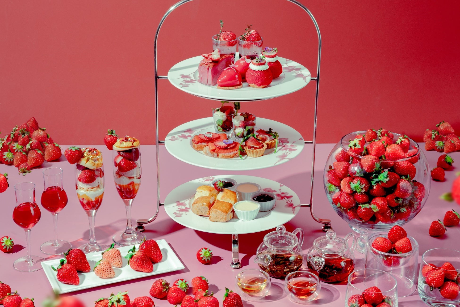 【 大人気『いちごカスタード』が、いちご感UPで再登場♪ 】発売に合わせ、『あんこ30％増量キャンペーン』も同時開催！！