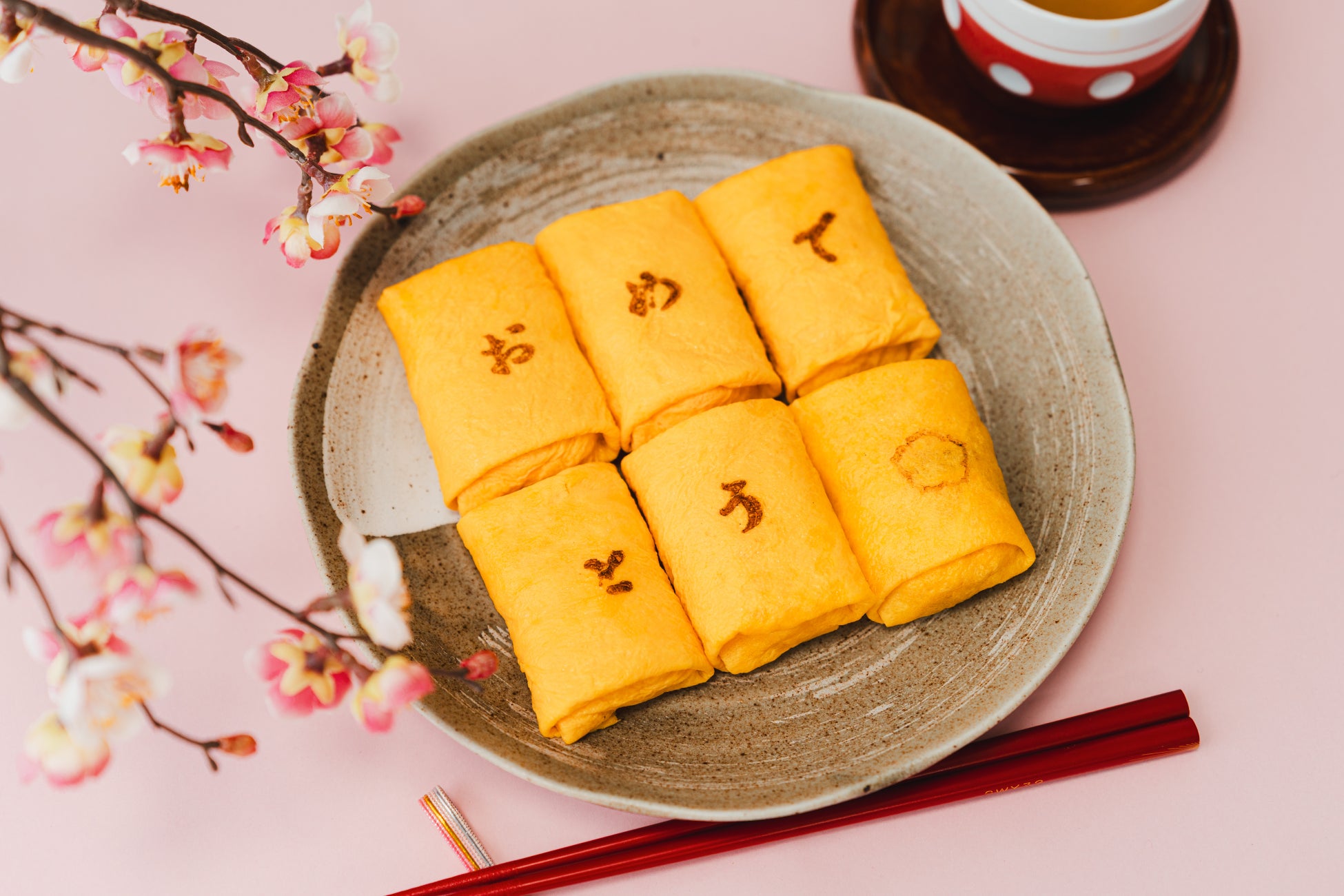 ひな祭りのお取り寄せ・贈り物に、京都の寿司店の本格ちらし寿司を冷凍でお届け。「おめでとう」焼印の限定商品でハレの日を華やかに