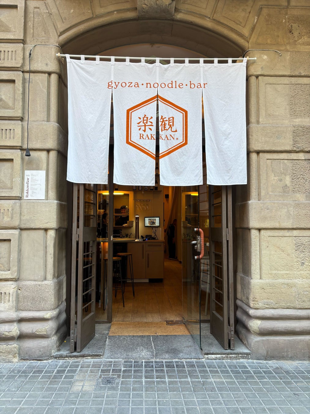 楽観がバルセロナに上陸。