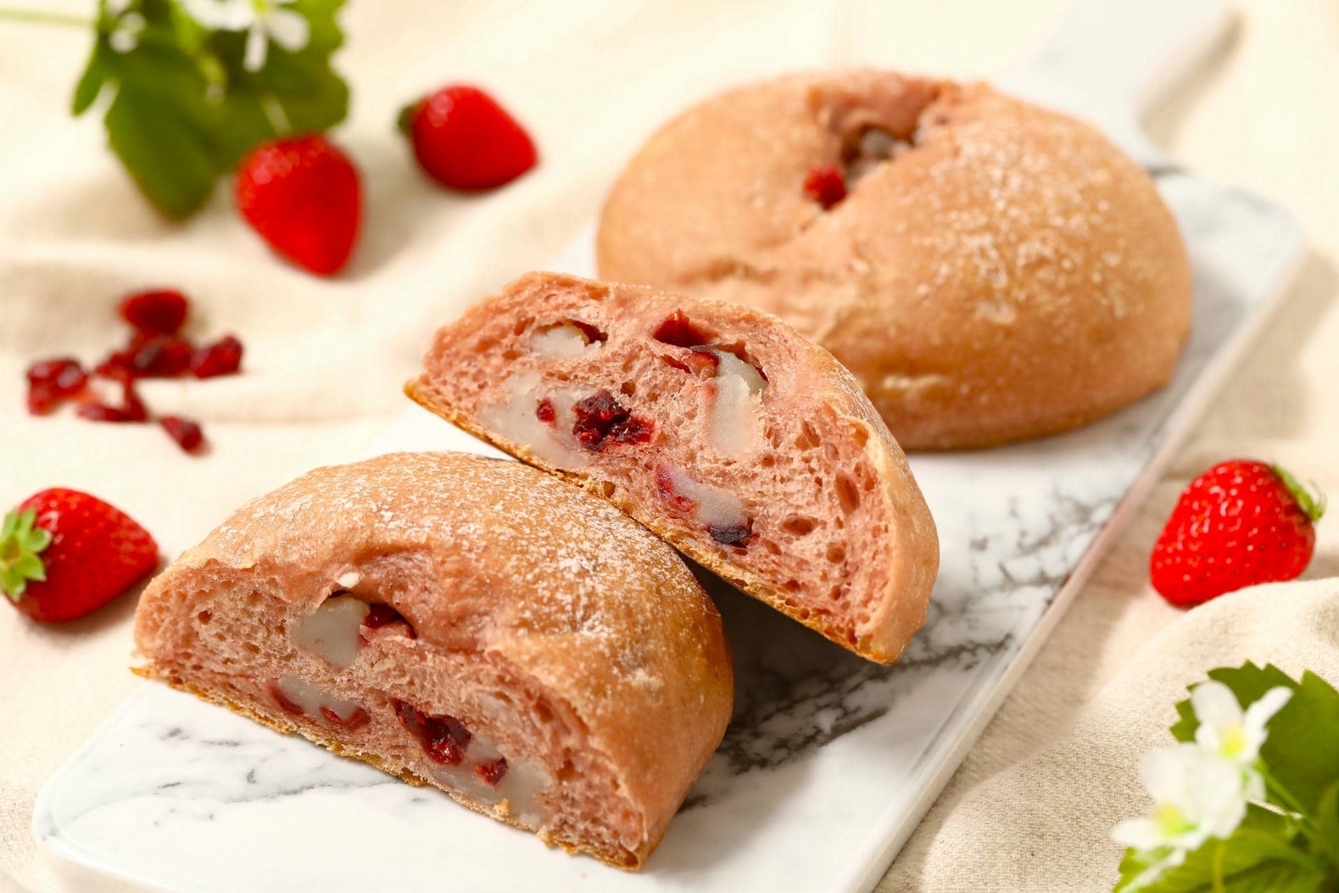 【いちご新商品】「バゲットラビット」よりまるで“苺大福”のようなもっちり食感＆甘酸っぱさを楽しめる加水率90％超えの春限定『ブール』が新登場！あまおういちごの甘み広がるサクサク食感デニッシュも同時発売