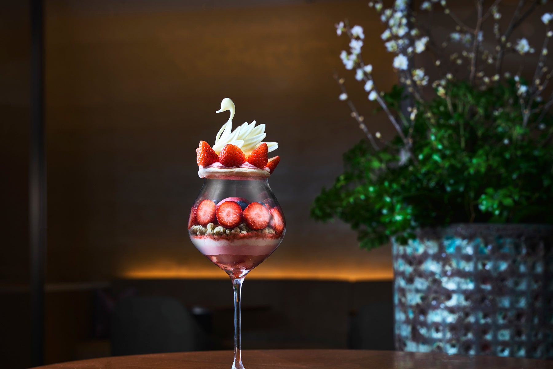 【ウェスティン都ホテル京都】春への高揚感をスワンに込めて　旬の苺が奏でる「スワンのいちごパフェ」販売開始