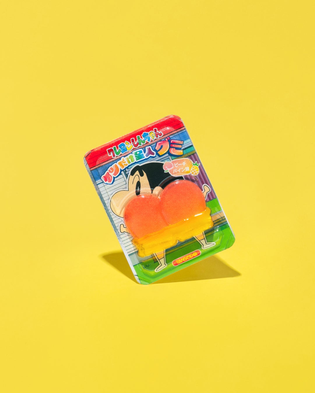 しんちゃんの“ケツだけ星人”がまさかのグミ化！ぷりっとリアルな造形に、思わず笑ってしまうインパクト駄菓子登場