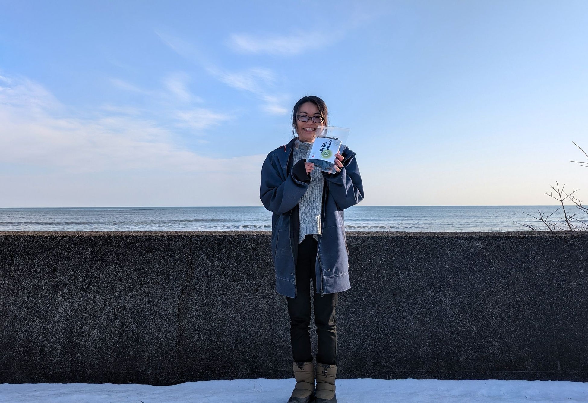 『すみっコたちと過ごす、ハワイアンバケーション!』をテーマに南国ムードあふれるコラボレーションメニューやグッズが登場! 「すみっコぐらし」がリゾート風衣装でアロハテーブルに大集合!