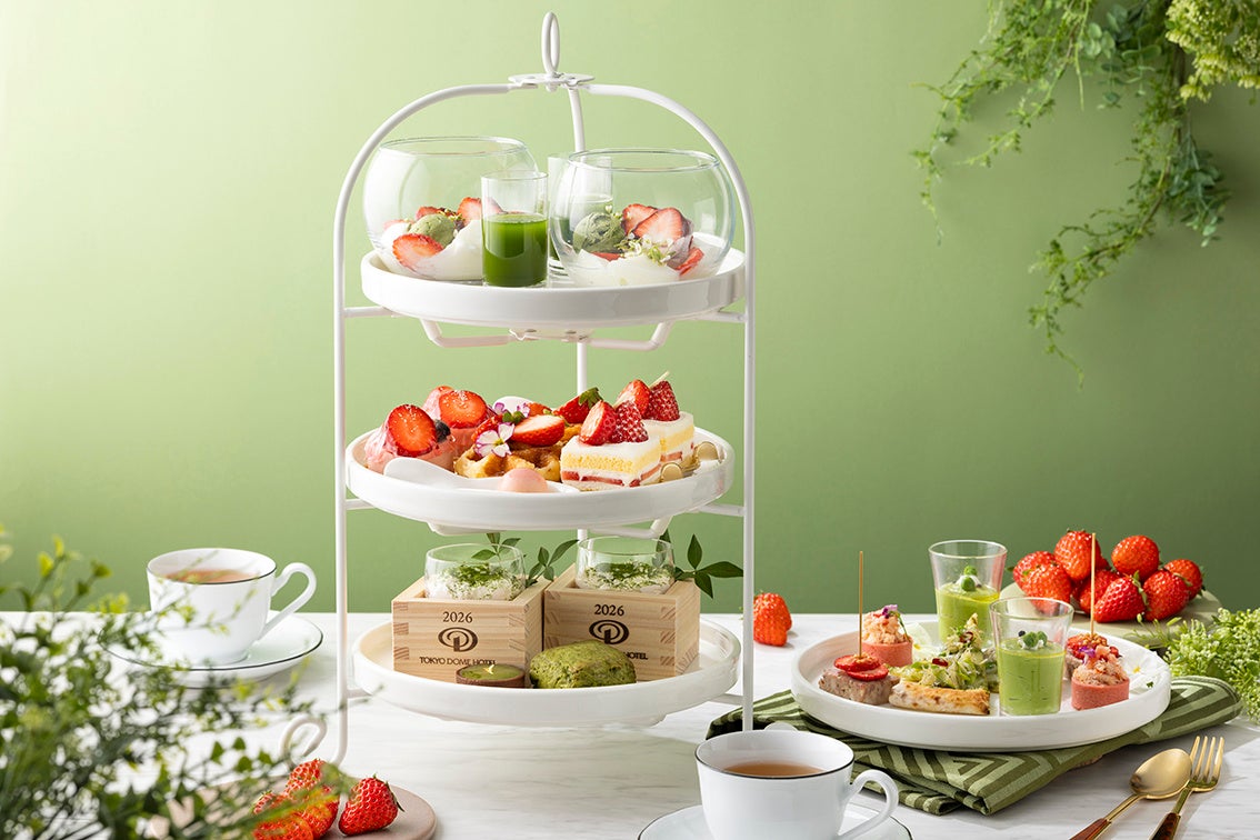 苺大福に濃厚な抹茶をかけたアフォガート仕立てで。地上150mの絶景で新緑の美食を楽しむ「ストロベリー＆抹茶アフタヌーンティー」を2026年4月1日(水)より期間限定で提供開始
